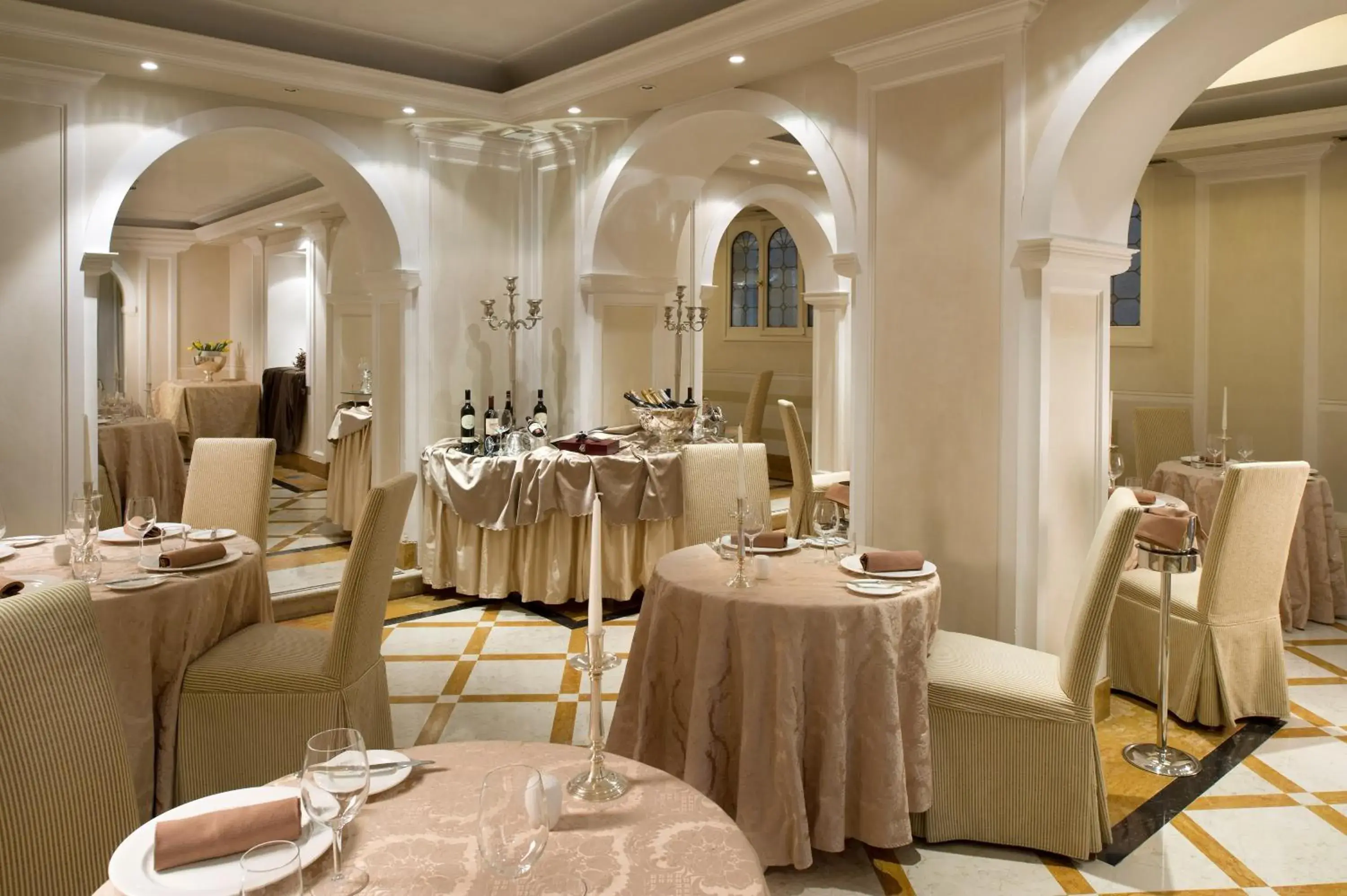 Restaurant/places to eat in Hotel Carlton On The Grand Canal Restaurant/places to eat in Hotel Carlton On The Grand Canal