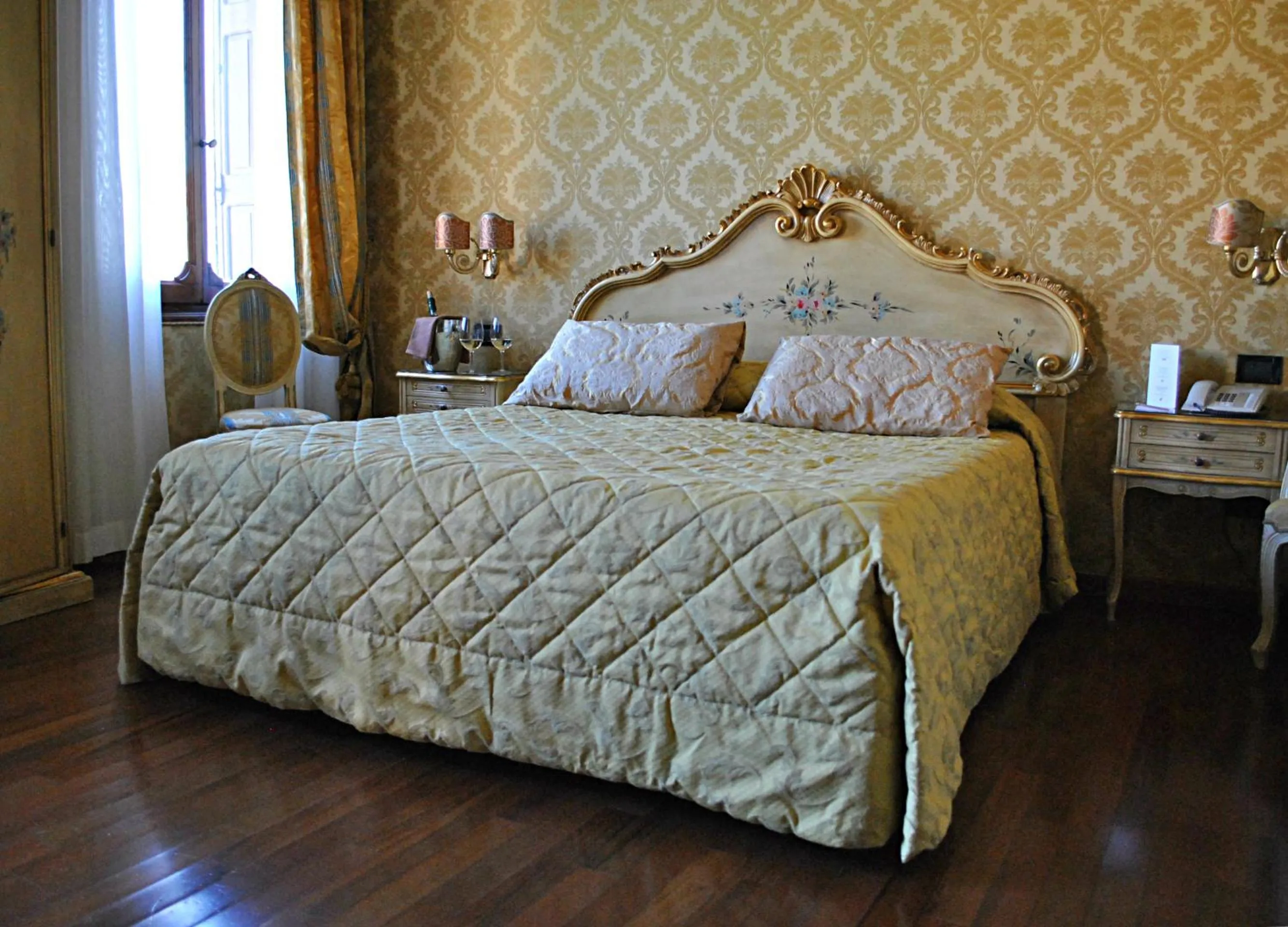 Toilet, Bed in Hotel Carlton On The Grand Canal