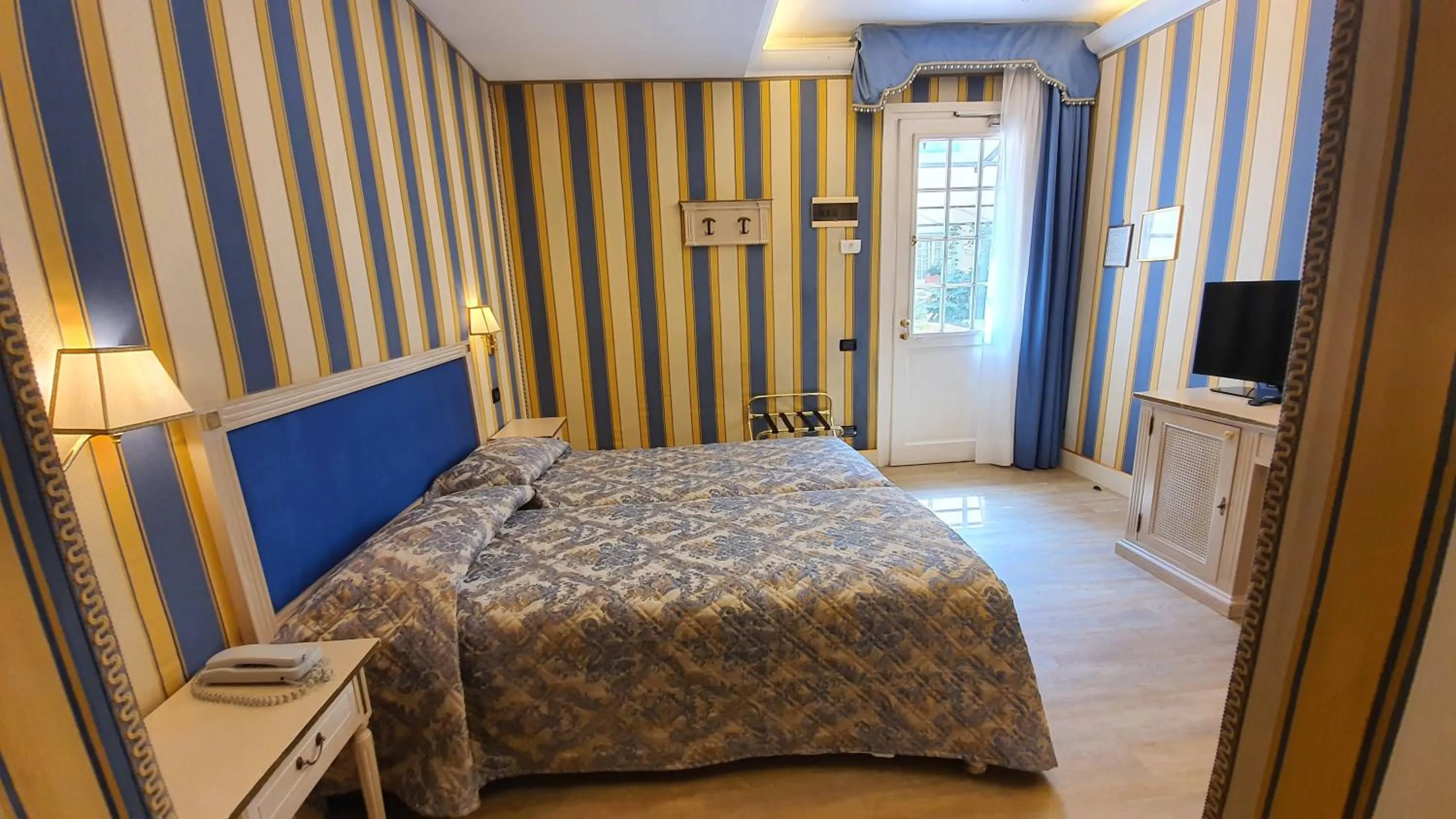 Patio, Bed in Hotel Carlton On The Grand Canal