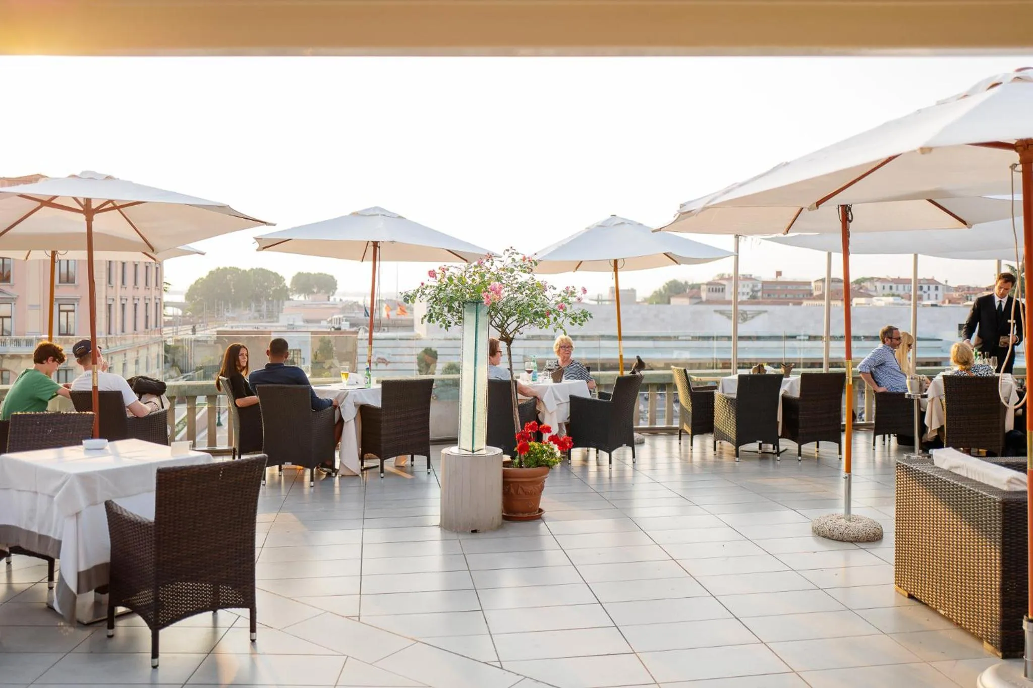 Restaurant/places to eat in Hotel Carlton On The Grand Canal