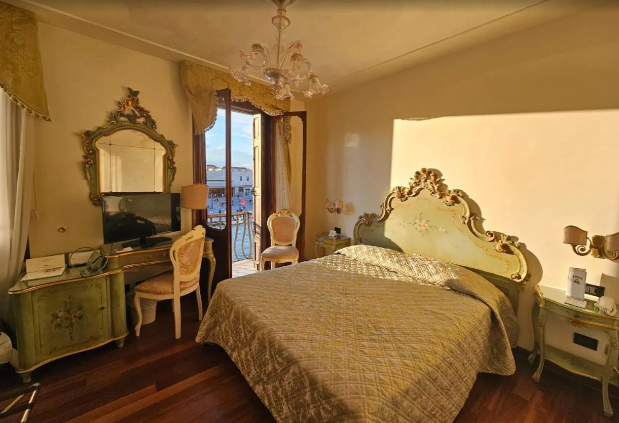 Photo of the whole room, Bed in Hotel Carlton On The Grand Canal