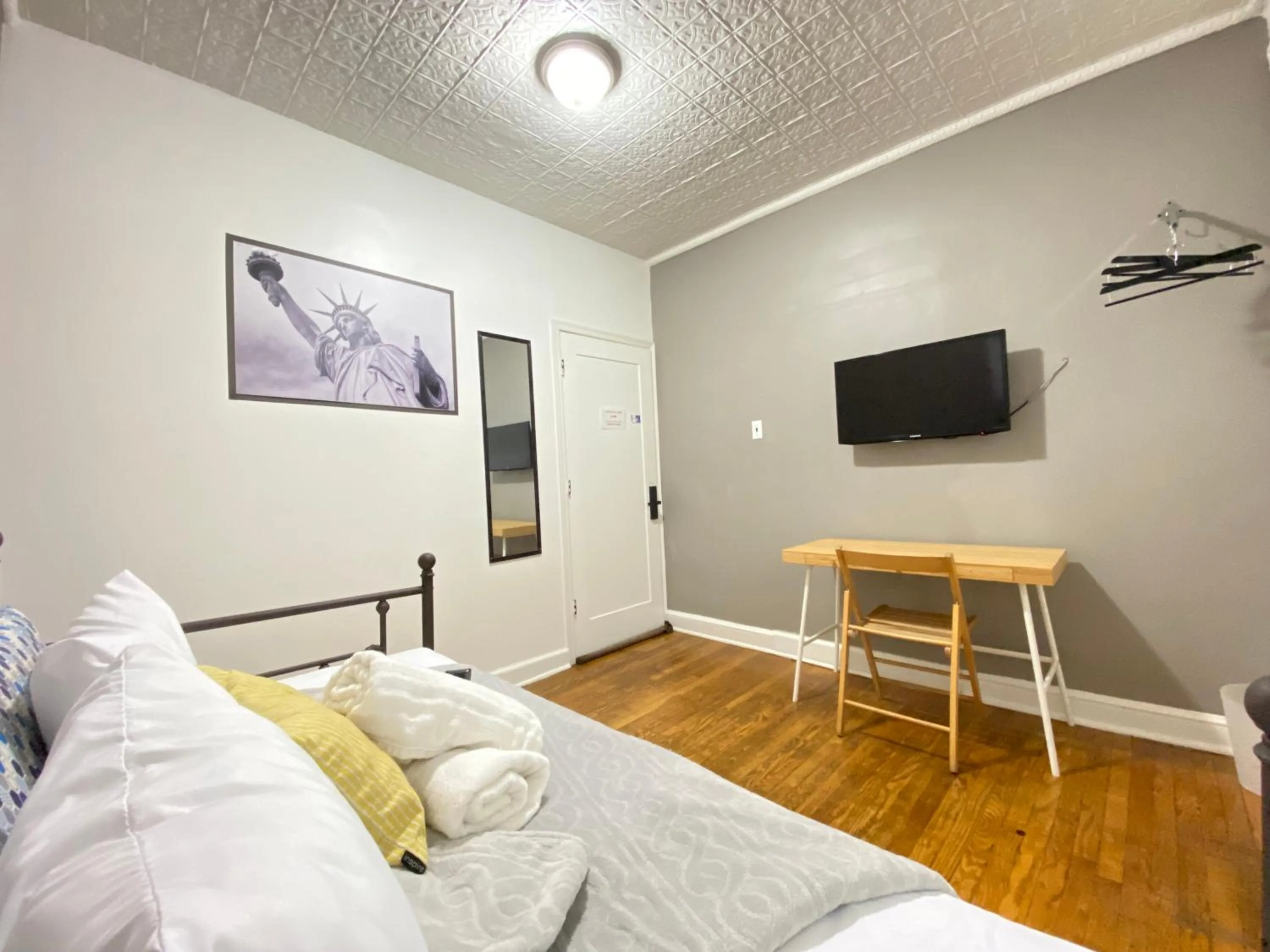 Bed in Best Room To Visit NYC-Subway Access