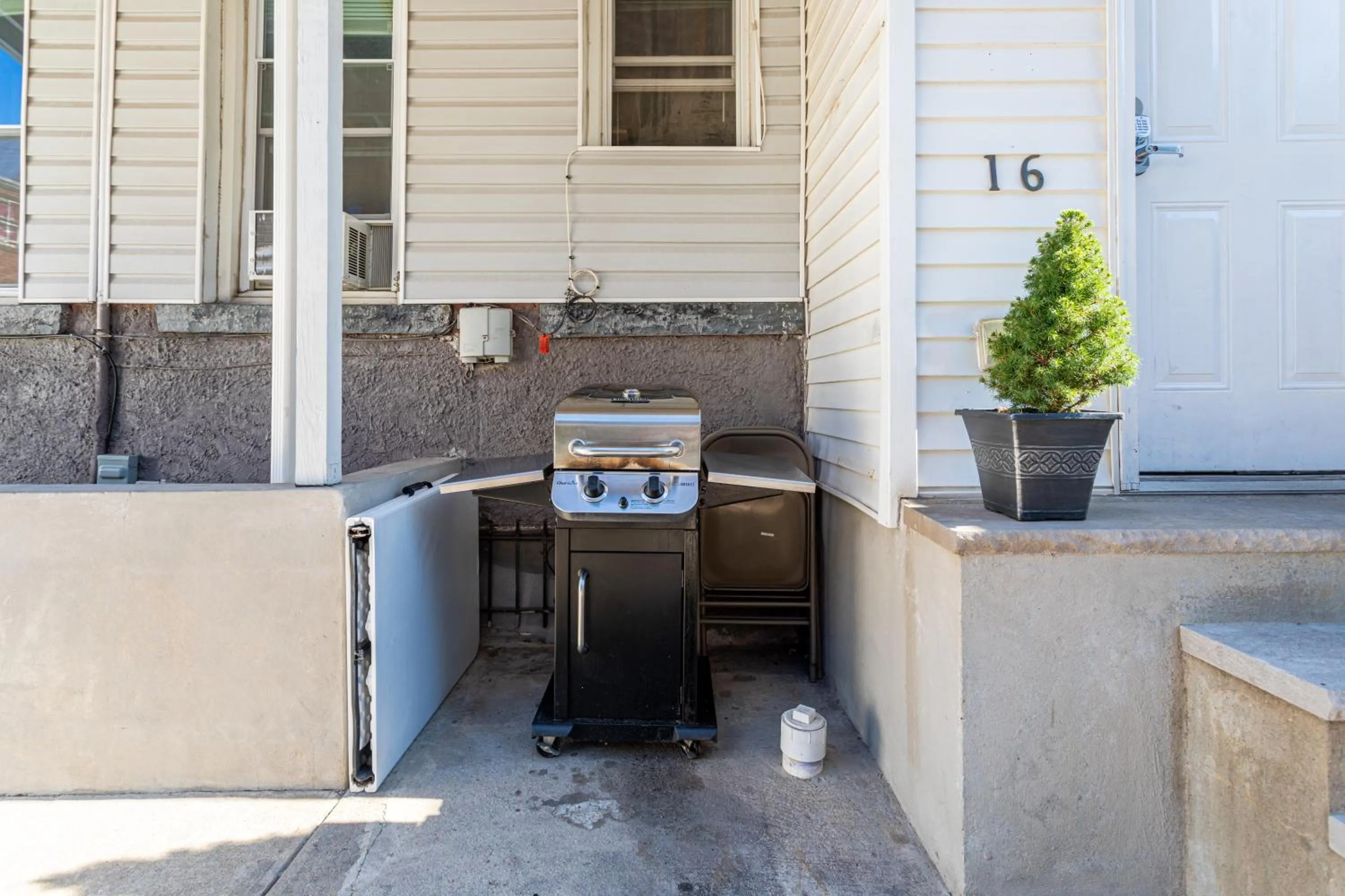 BBQ facilities in Best Room To Visit NYC-Subway Access