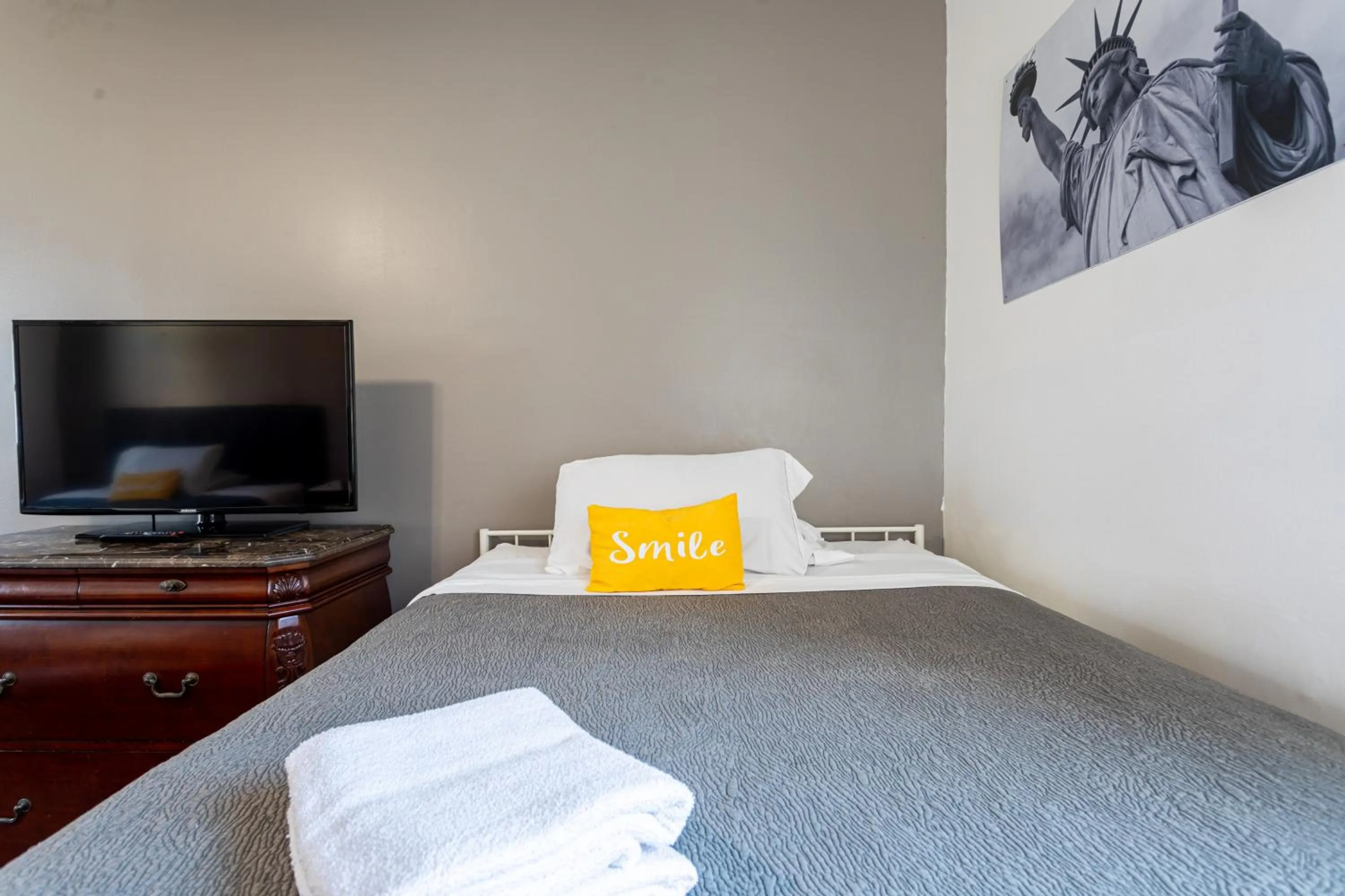 Bedroom, Bed in Best Room To Visit NYC-Subway Access