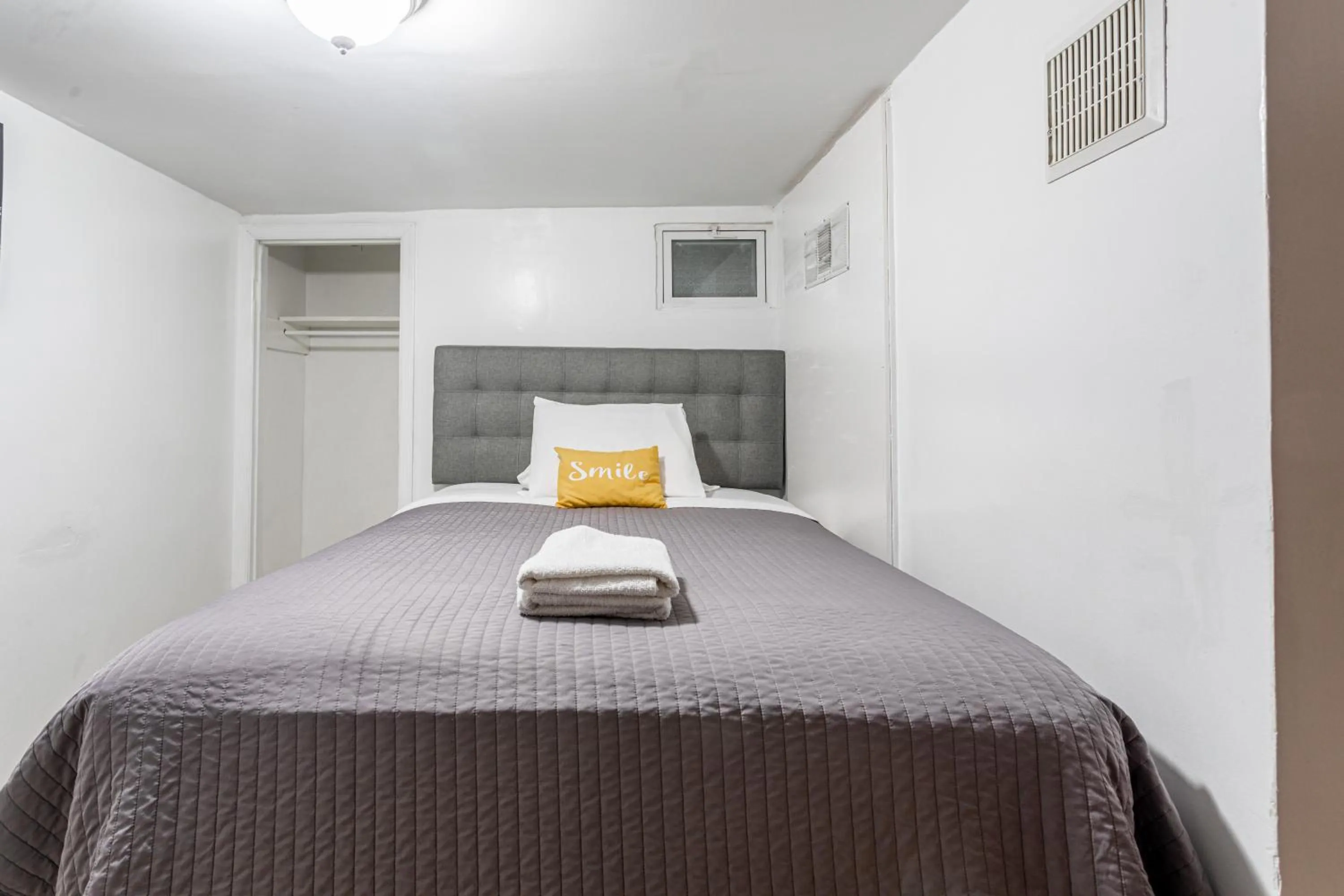 Bedroom, Bed in Best Room To Visit NYC-Subway Access