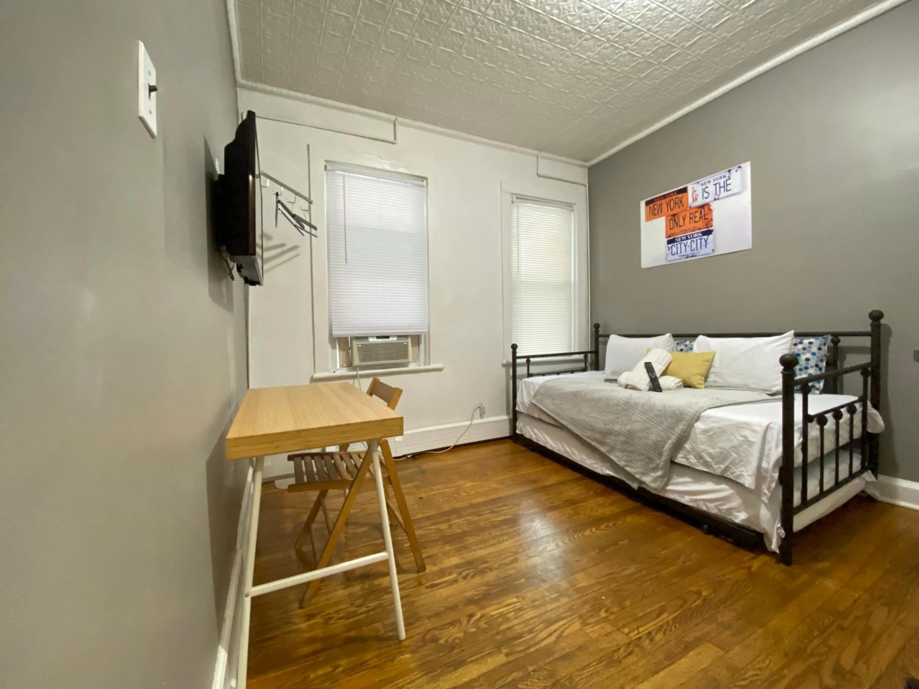 Bedroom, Bed in Best Room To Visit NYC-Subway Access