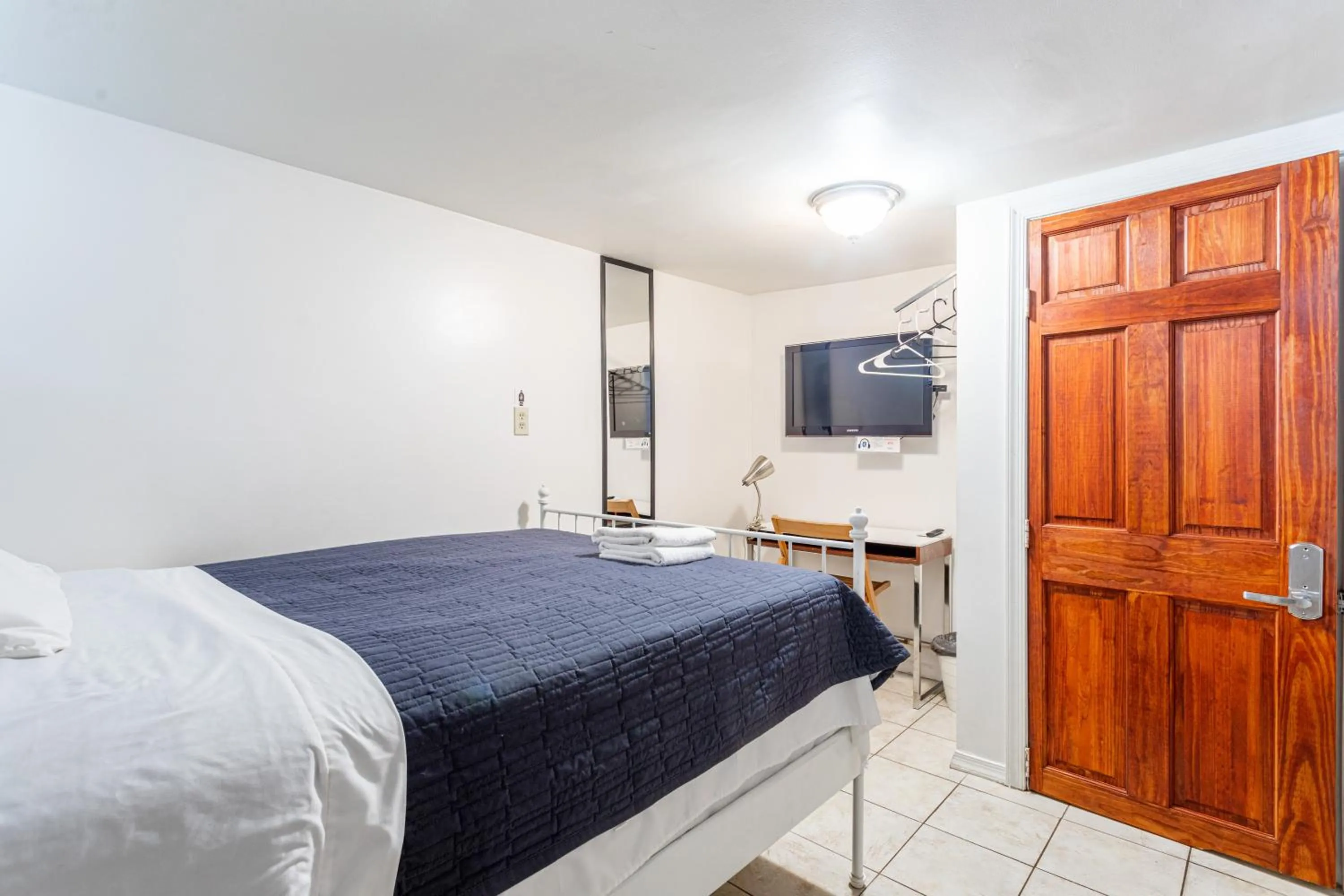 Bedroom, Bed in Best Room To Visit NYC-Subway Access