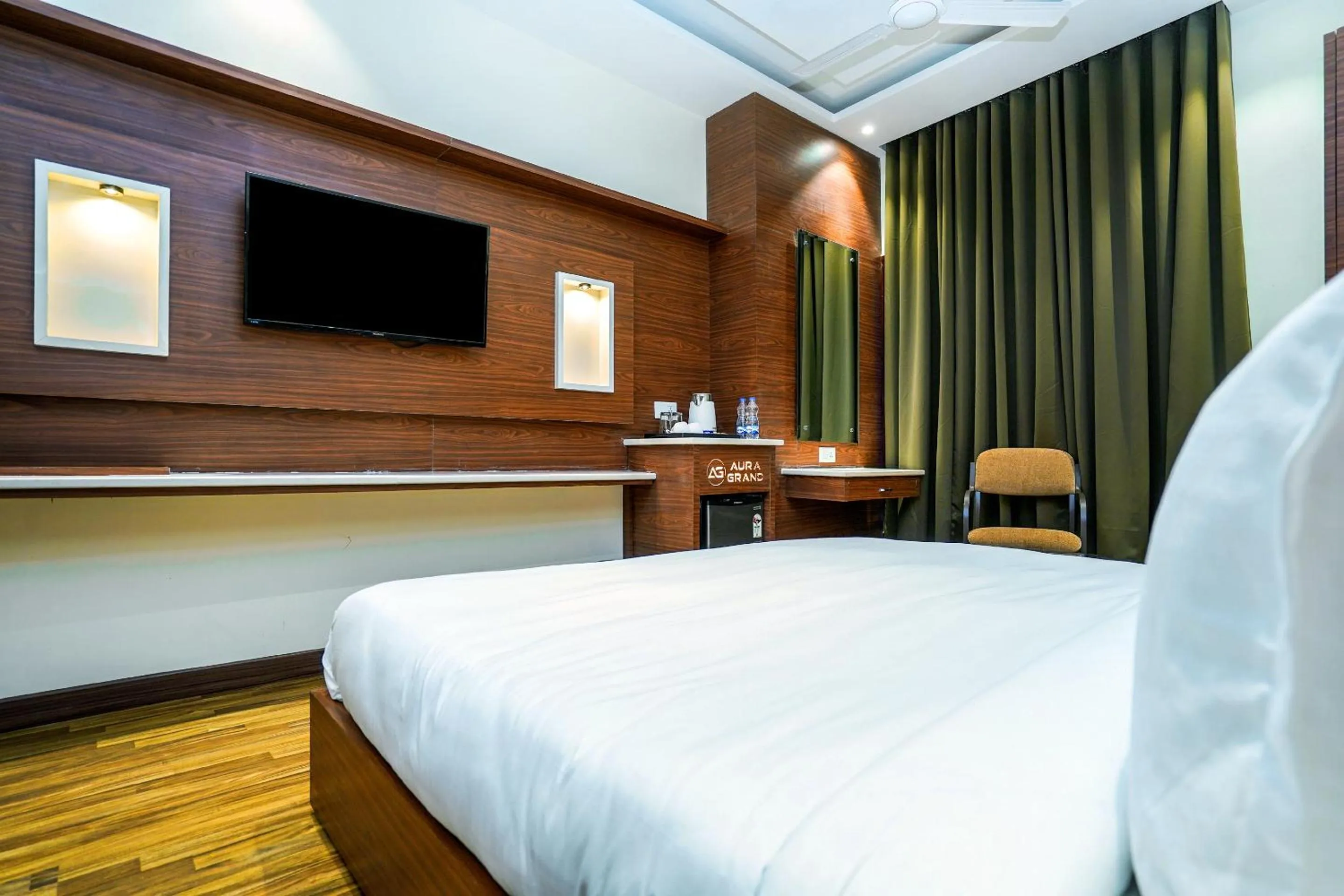 Communal lounge/ TV room, Bed in Hotel Aura Grand By Levelup Hotels