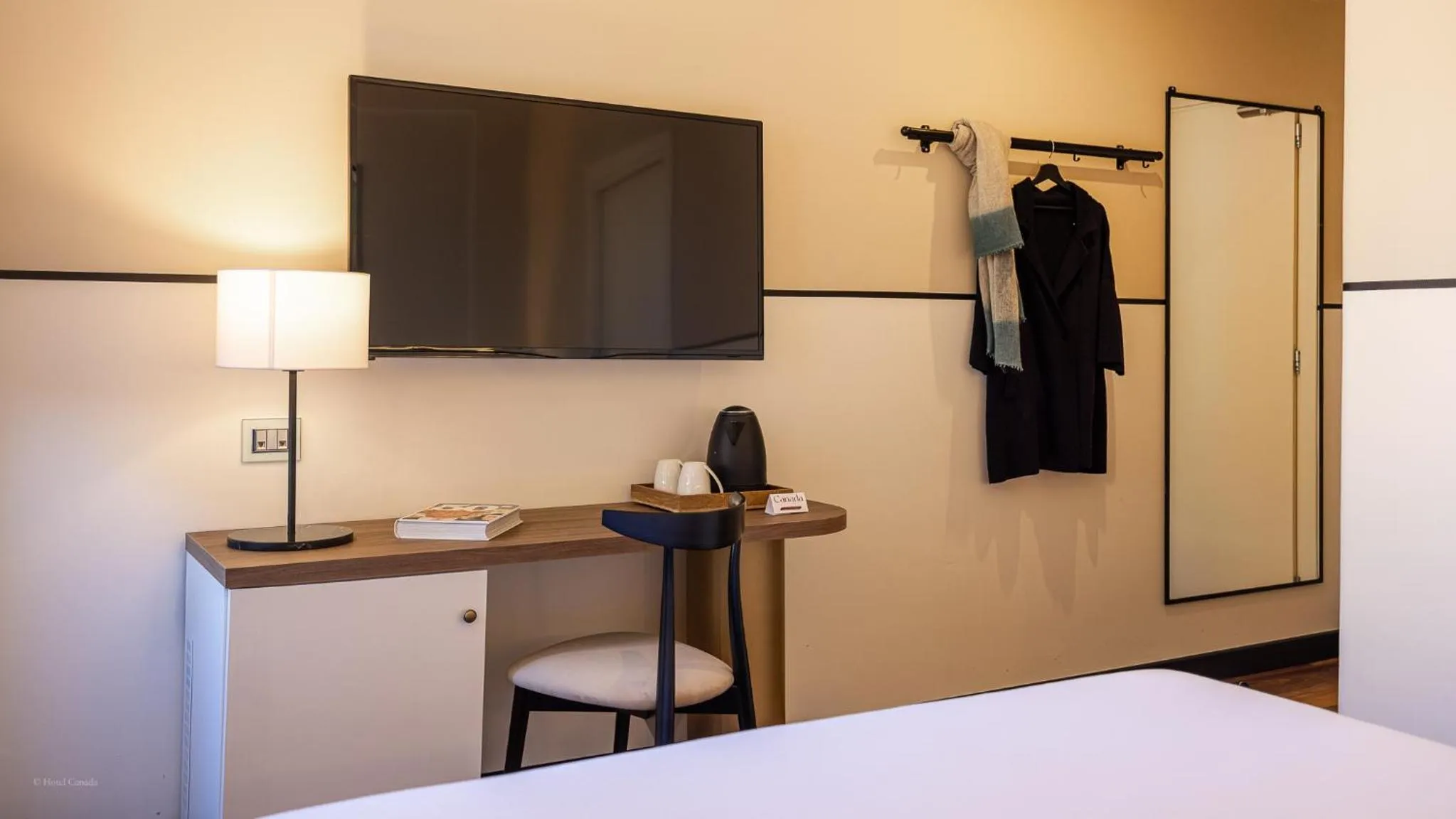 TV and multimedia, Bed in Hotel Canada