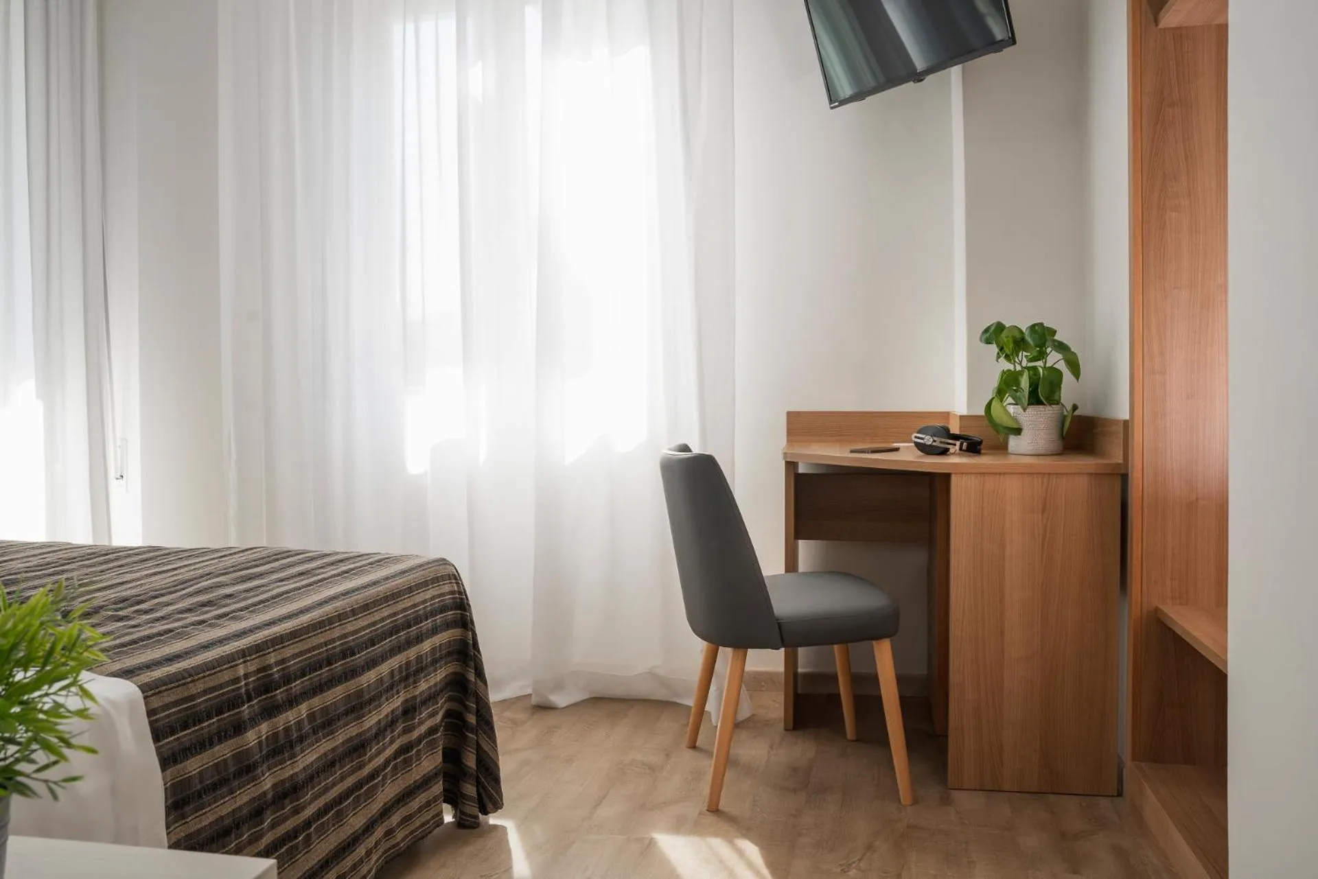 Bedroom, Bed in Club Hotel