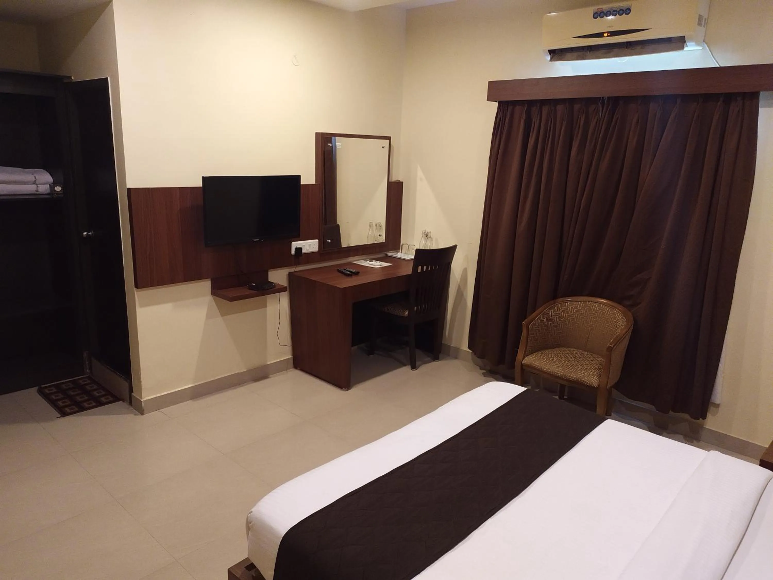 Photo of the whole room, Bed in Hotel ParkwayInn