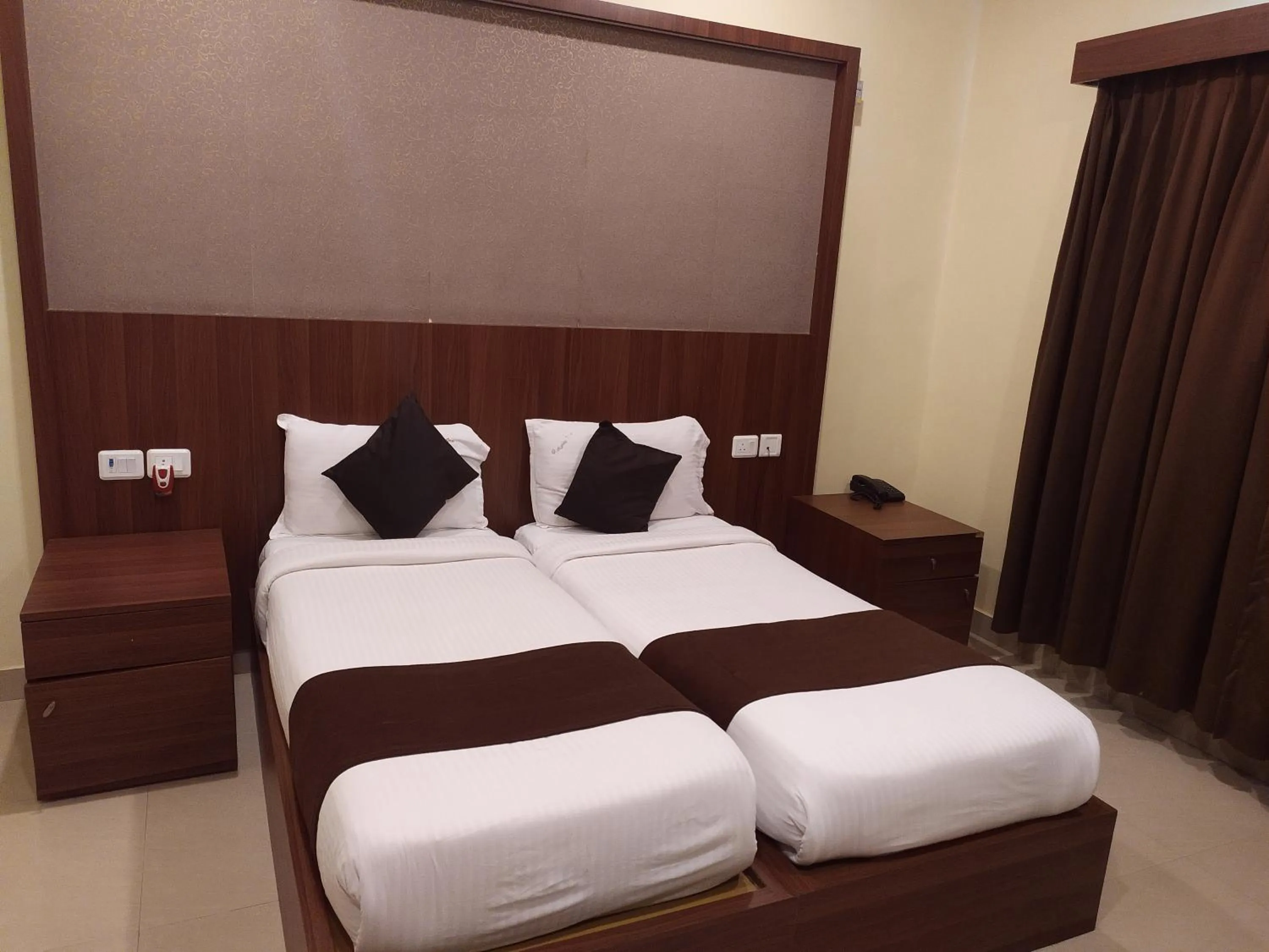 Photo of the whole room, Bed in Hotel ParkwayInn