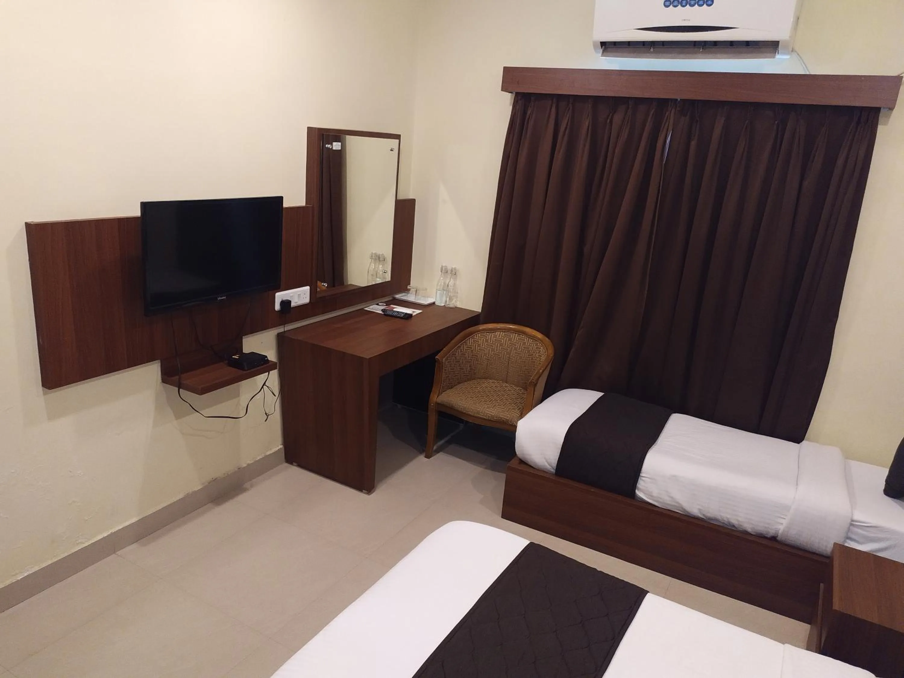 Photo of the whole room, Bed in Hotel ParkwayInn