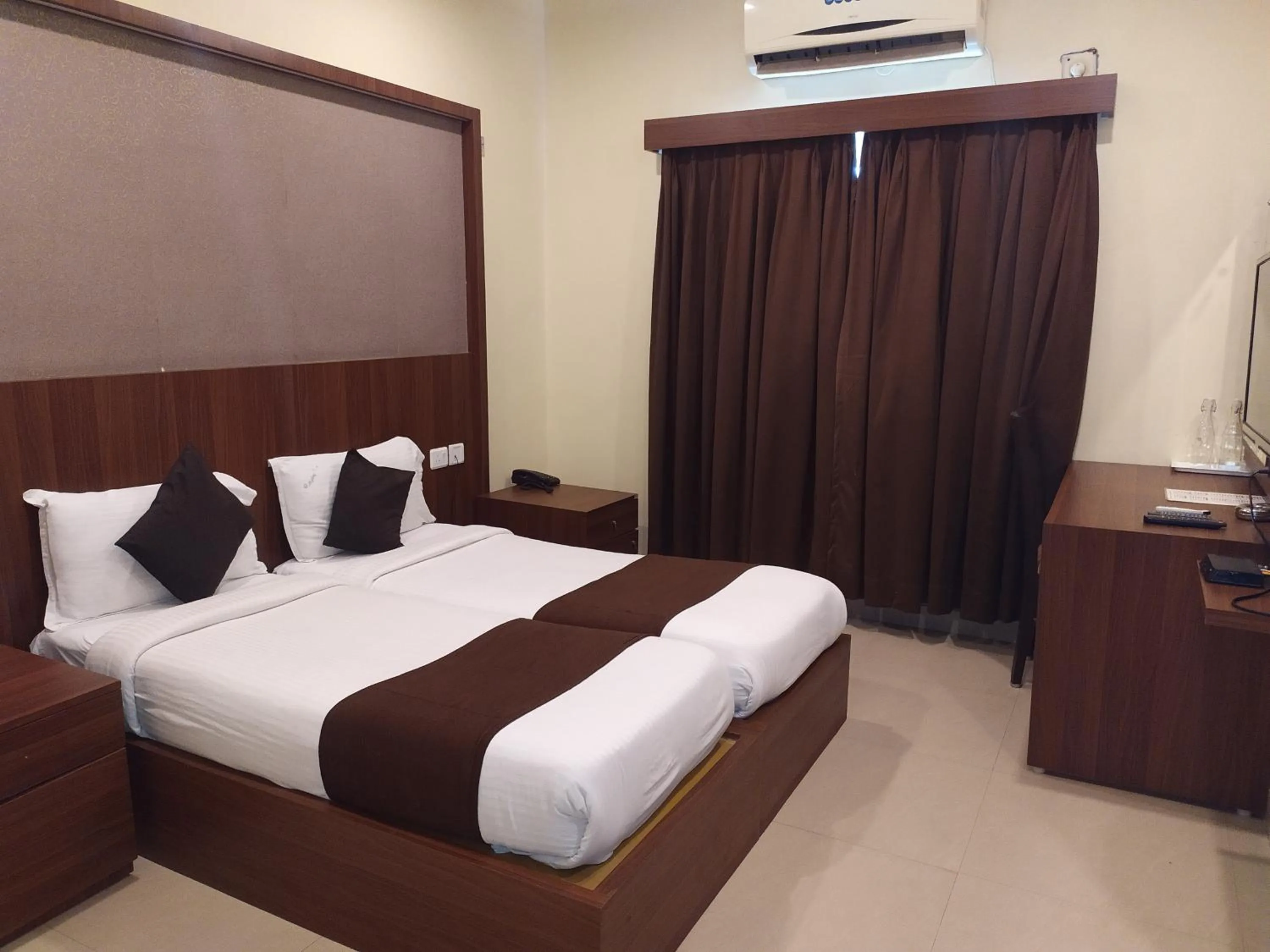 Photo of the whole room, Bed in Hotel ParkwayInn