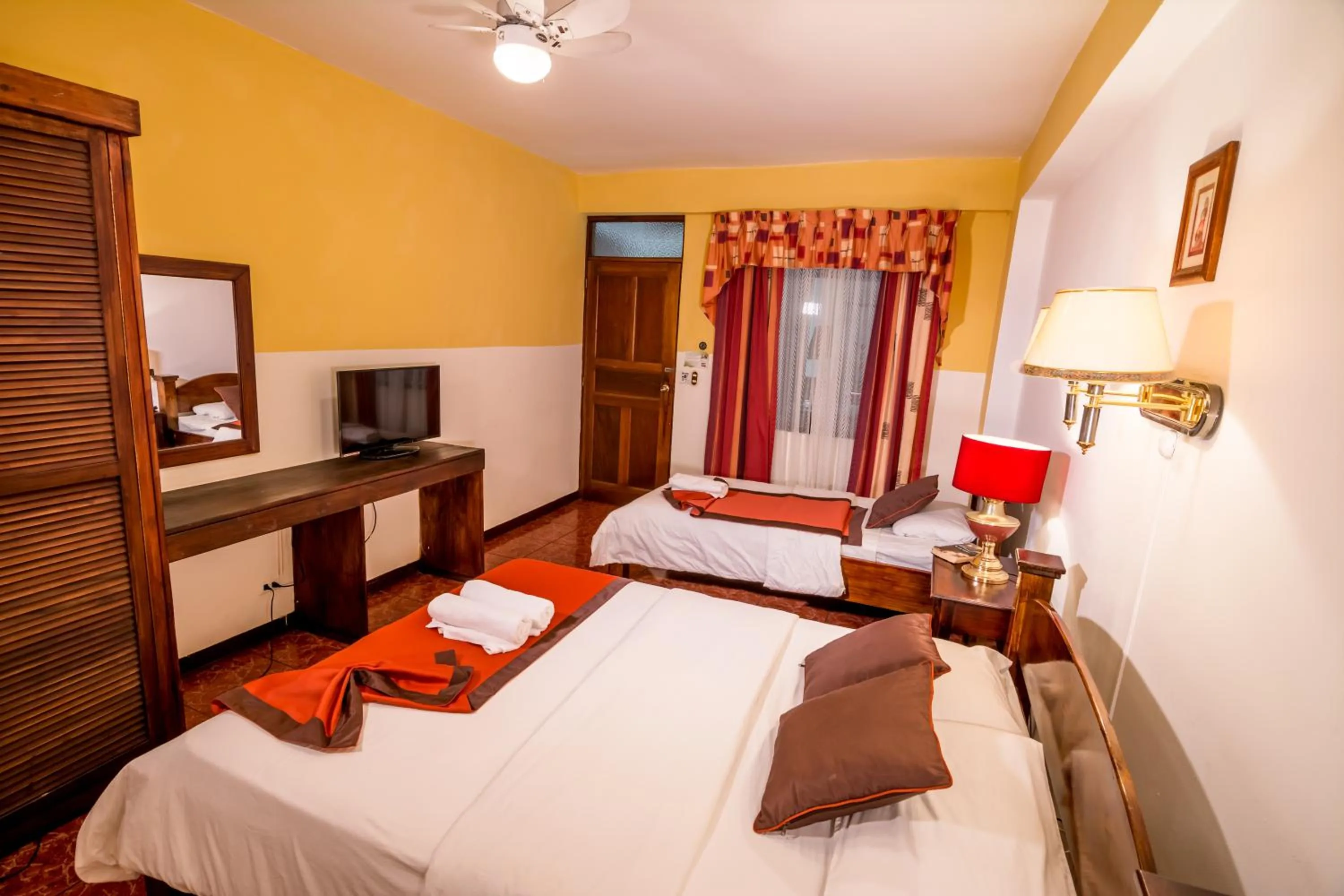 Communal lounge/ TV room, Bed in Inca Real