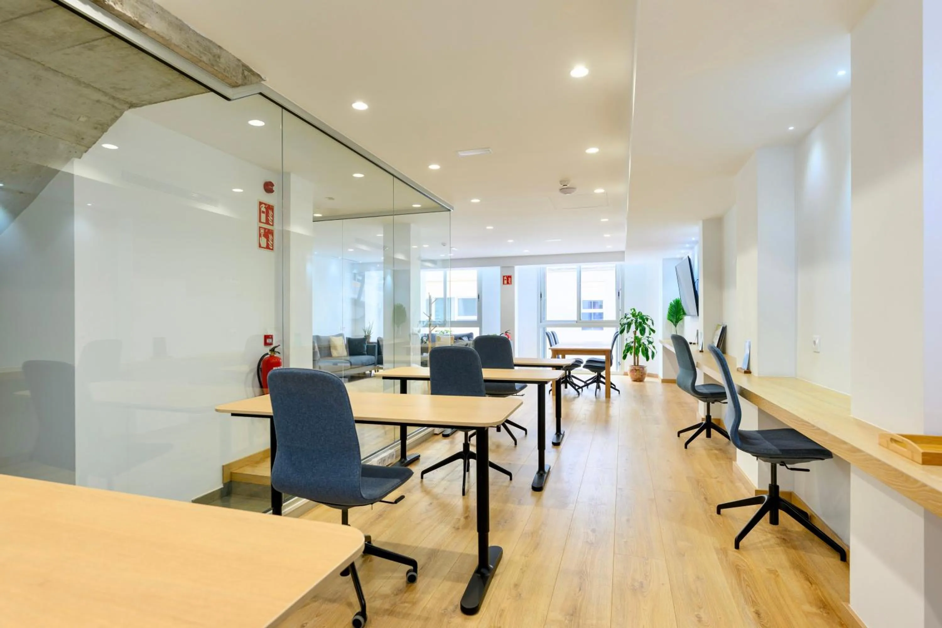 Communal lounge/ TV room in Hotel Emeté & Coworking by Airnest