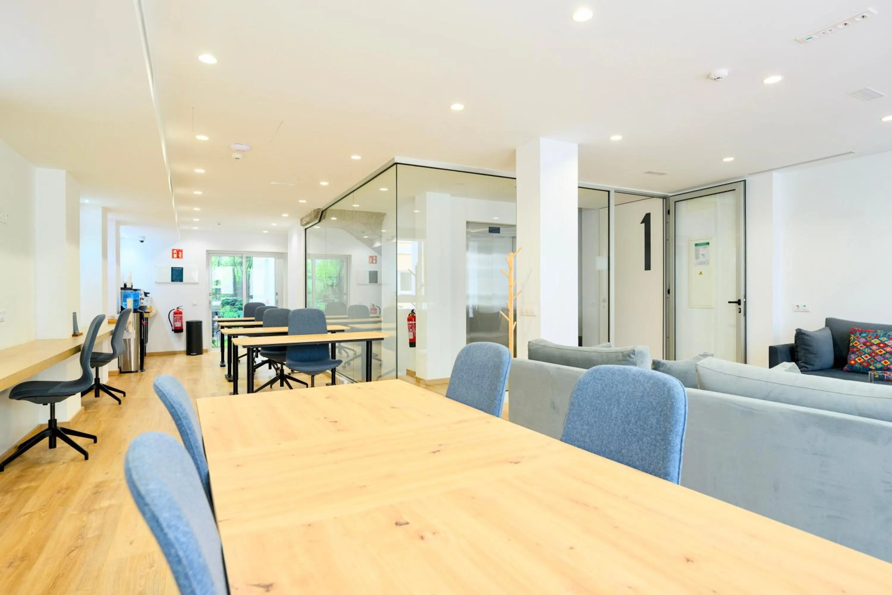 Communal lounge/ TV room in Hotel Emeté & Coworking by Airnest