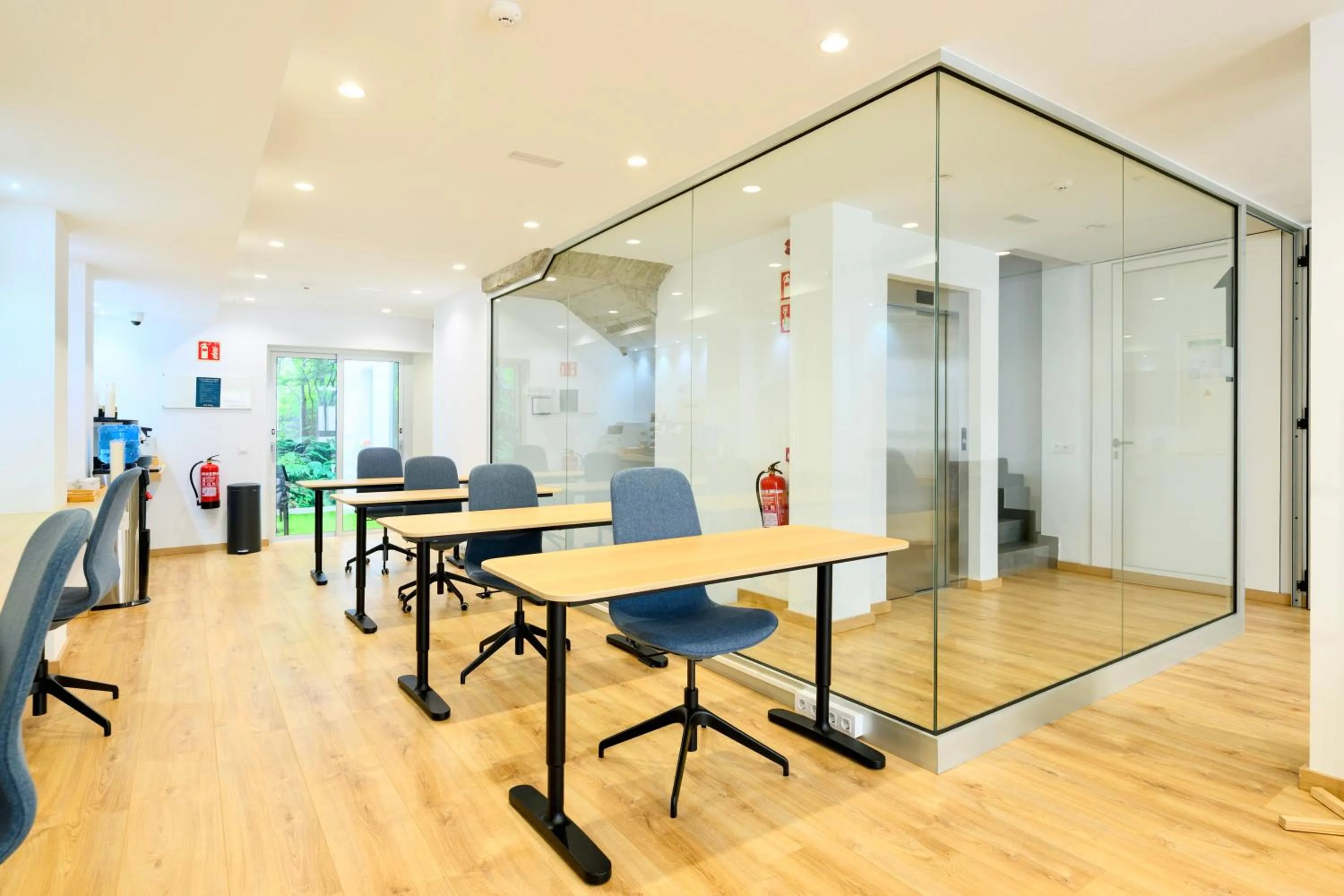 Communal lounge/ TV room in Hotel Emeté & Coworking by Airnest