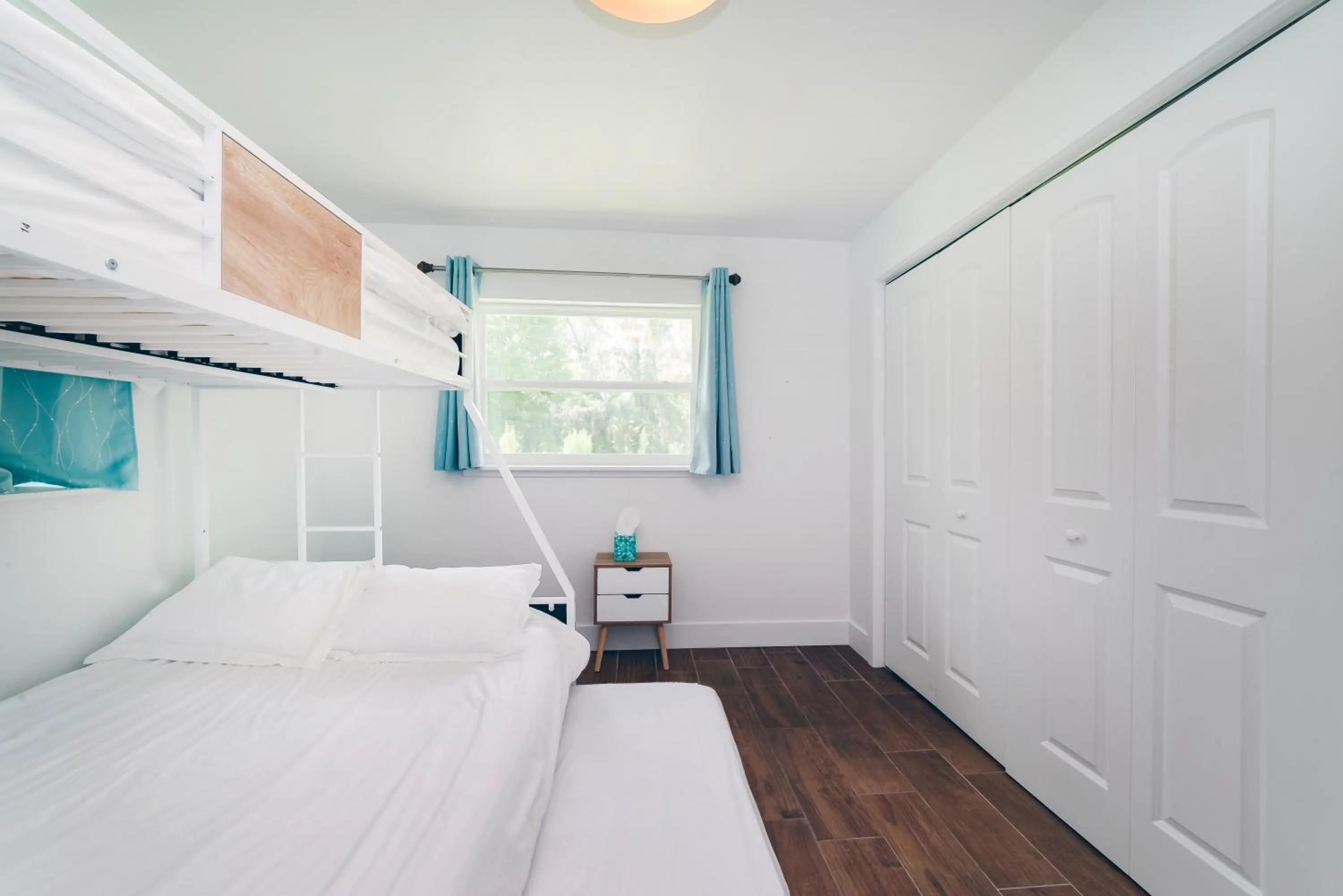 Bed in NEW Cozy House 5 Min Three Sisters Springs