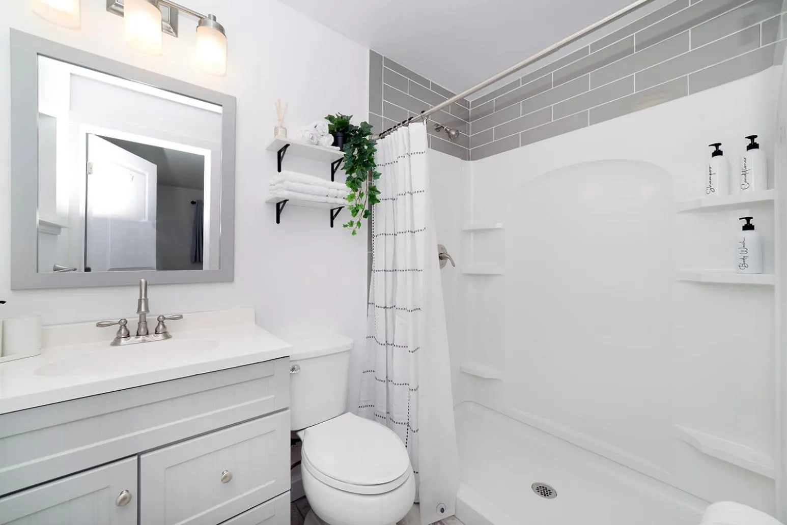 Bathroom in NEW Cozy House 5 Min Three Sisters Springs