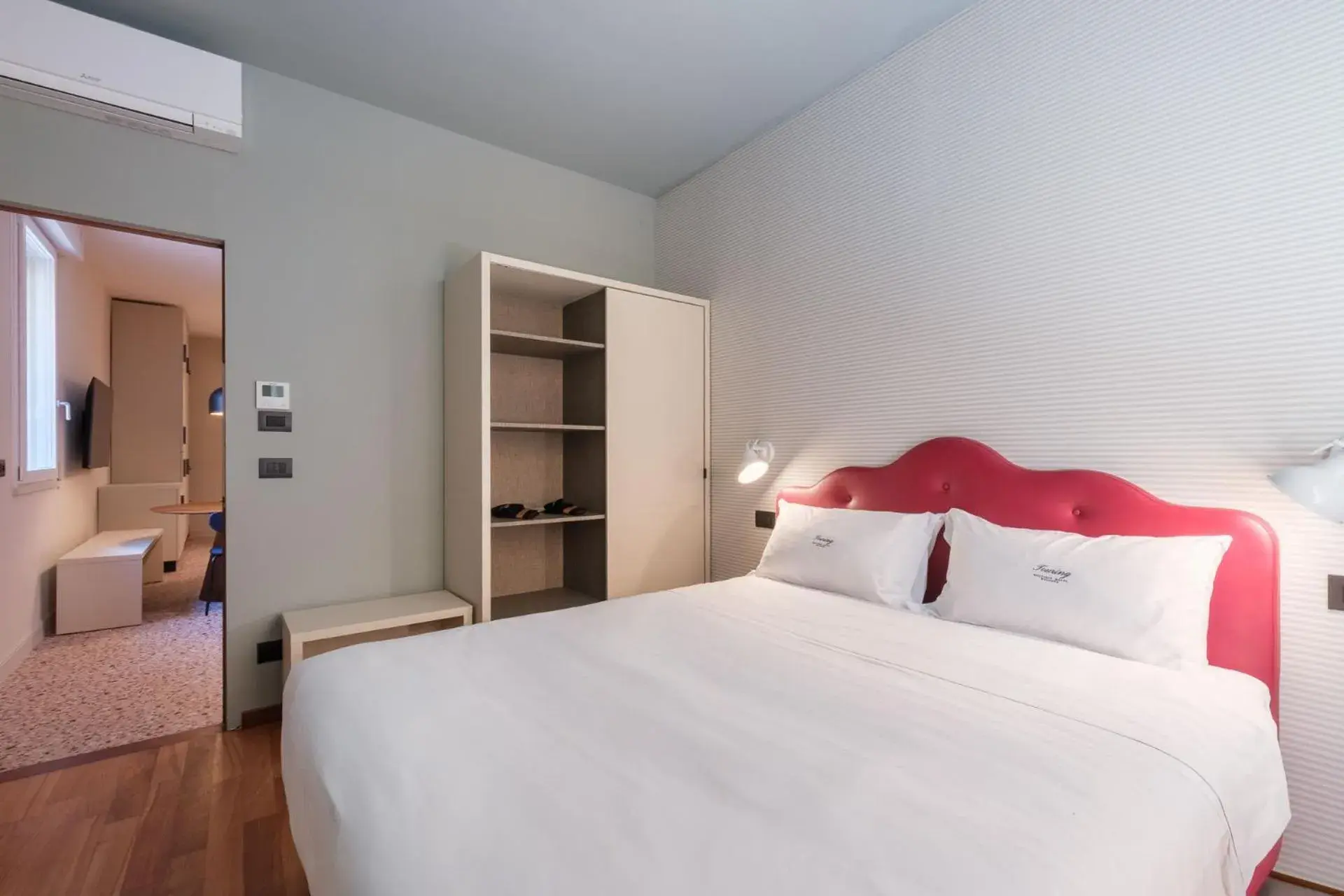 Bed in Hotel Touring Bed in Hotel Touring