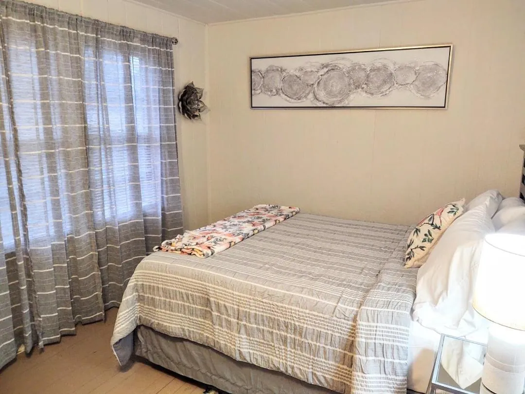 Bedroom, Bed in Edgewater Resort Cottage #1