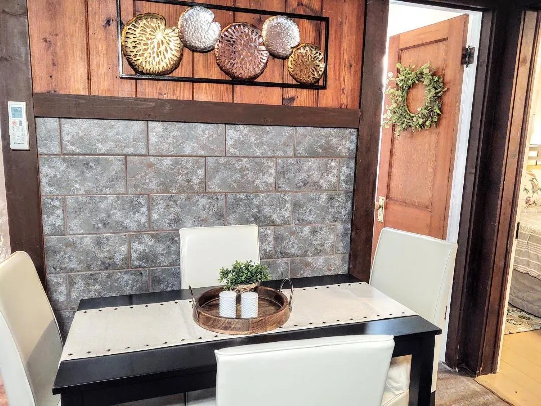 Dining area in Edgewater Resort Cottage #1