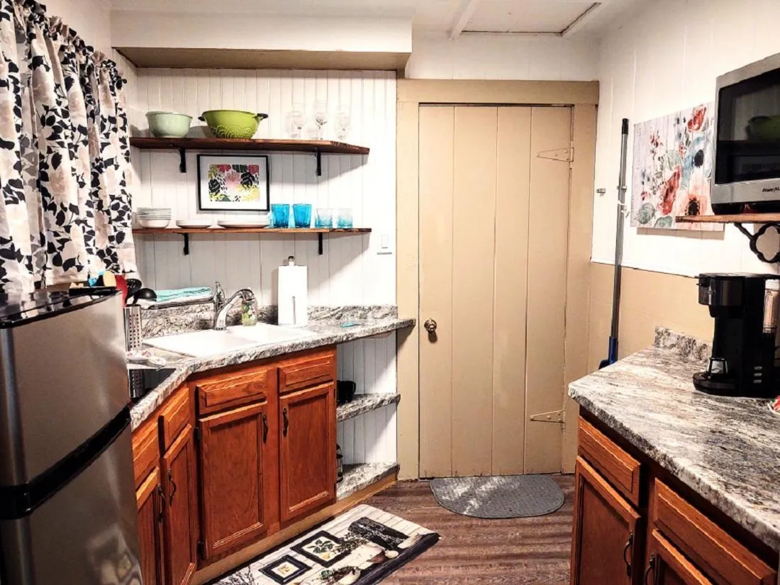 Kitchen or kitchenette in Edgewater Resort Cottage #1