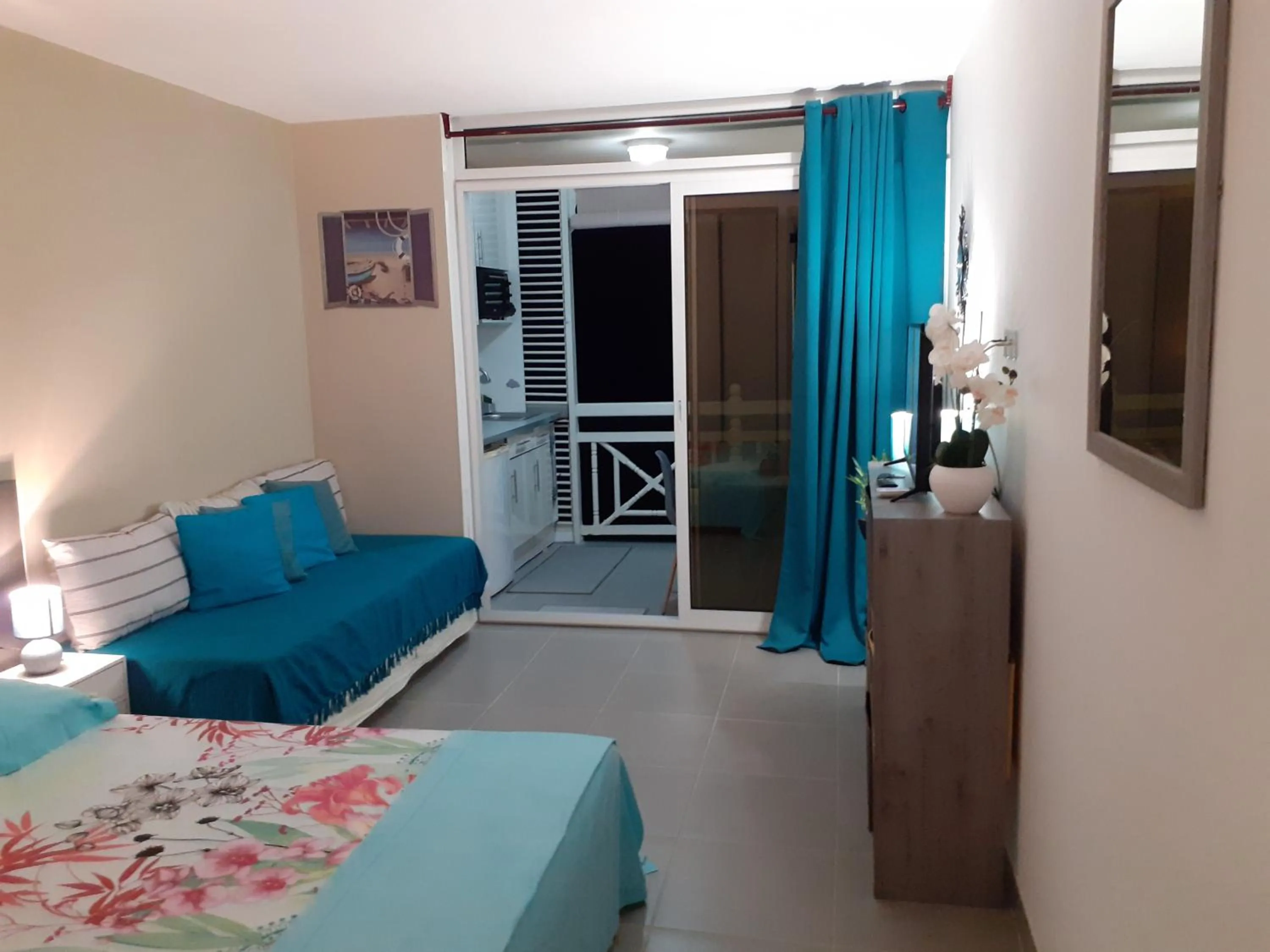 Living room, Bed in Blu Diamante