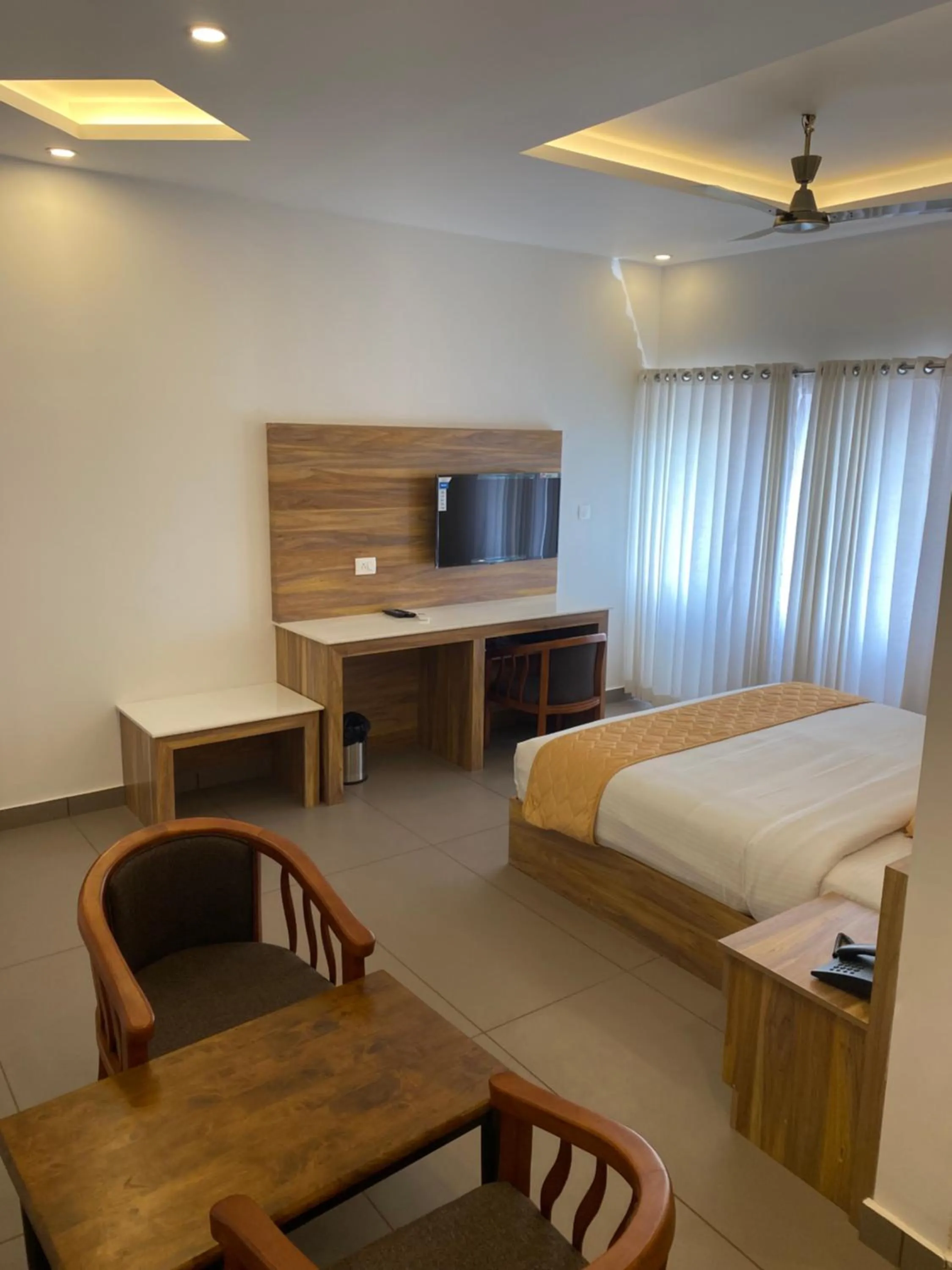 Seating area, Bed in Munnar Ice Queen Resorts