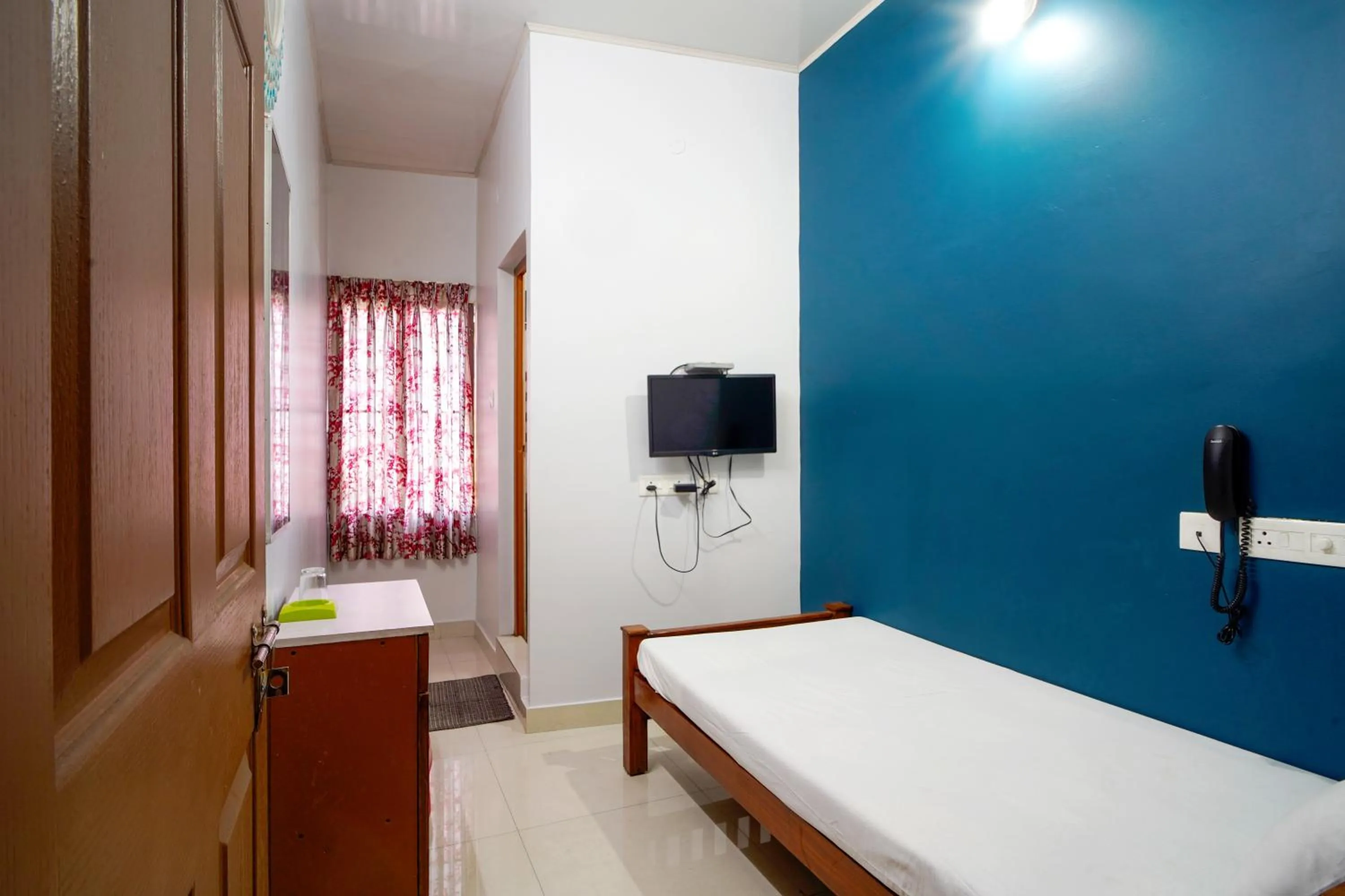 Photo of the whole room, Bed in Reach Residency