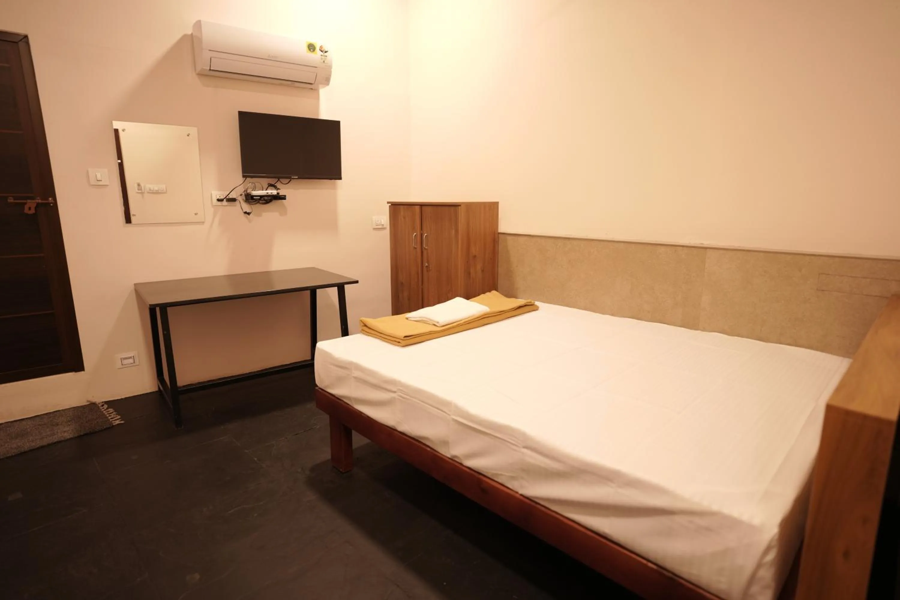 Bed in Reach Residency