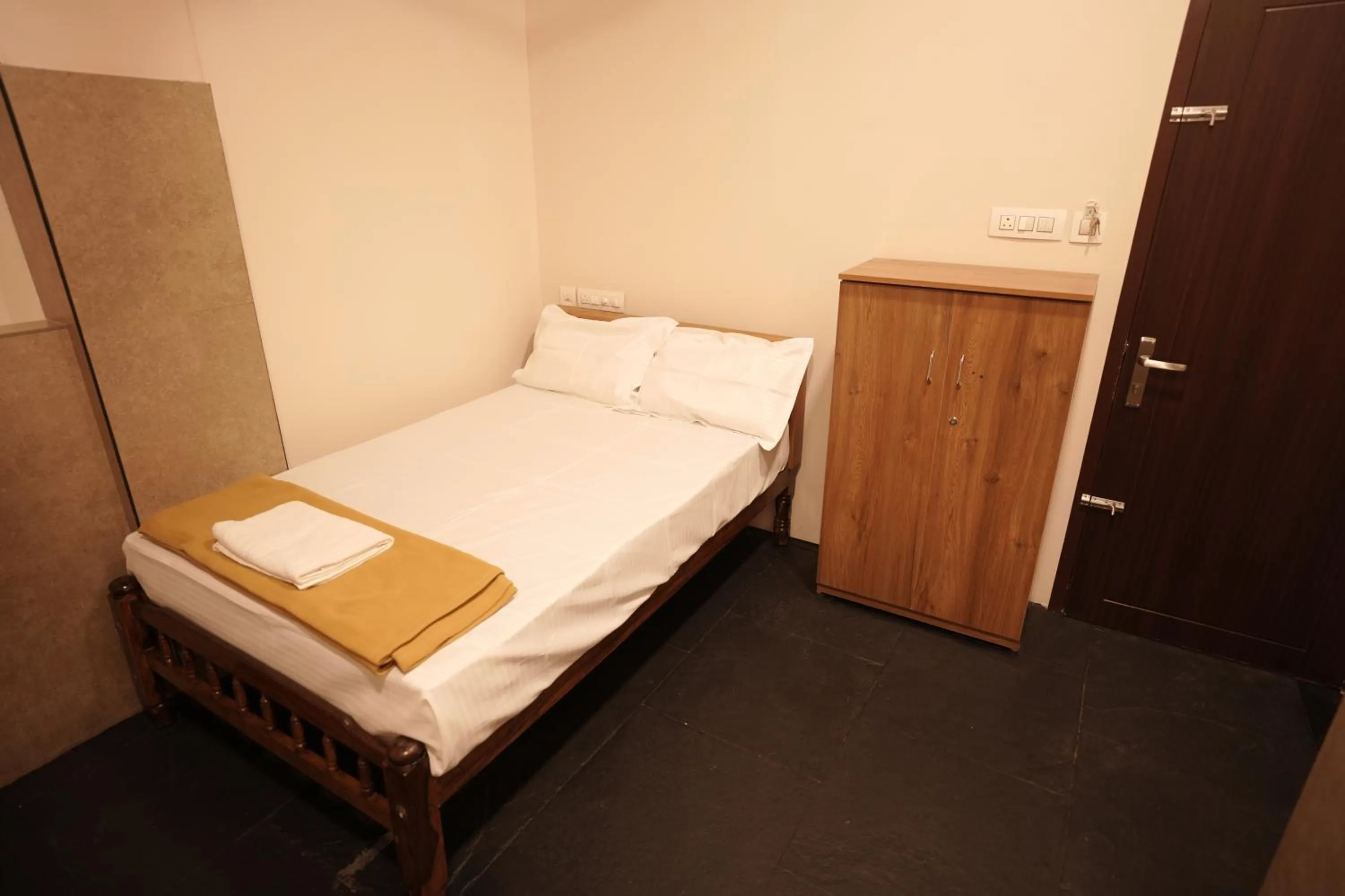 Bed in Reach Residency