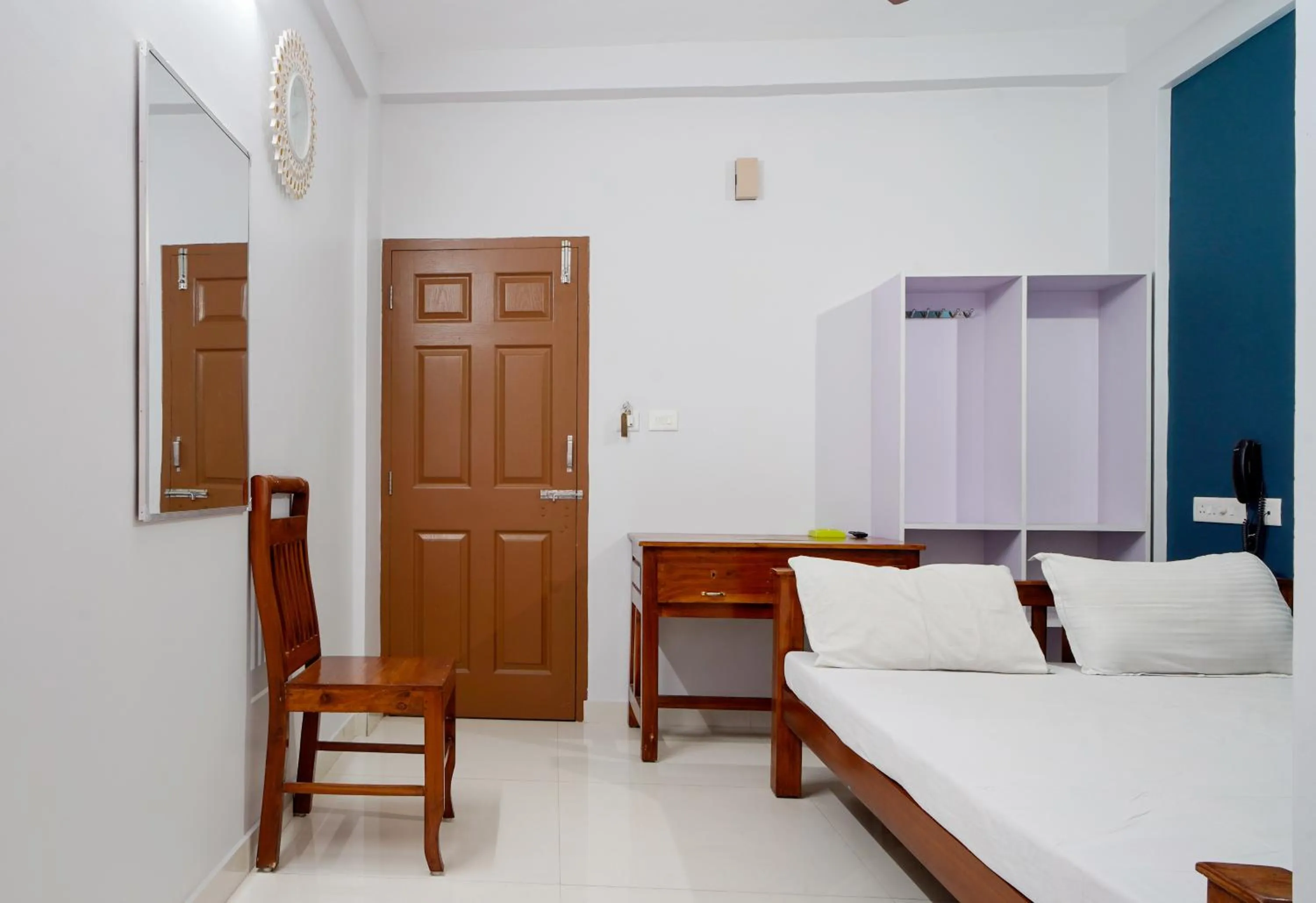 Photo of the whole room, Bed in Reach Residency