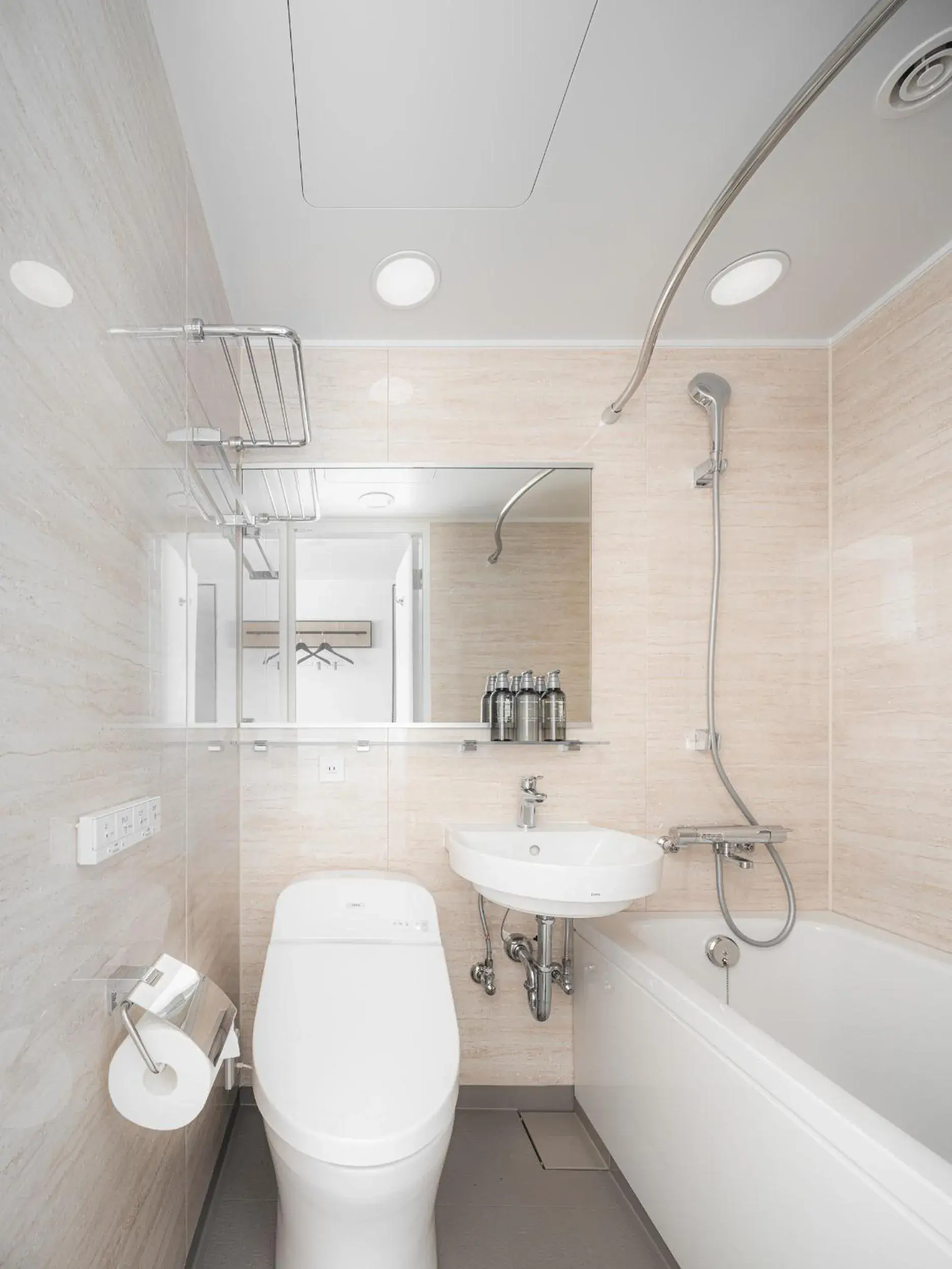 Deluxe Twin Room in Nest Hotel Naha Nishi Deluxe Twin Room in Nest Hotel Naha Nishi