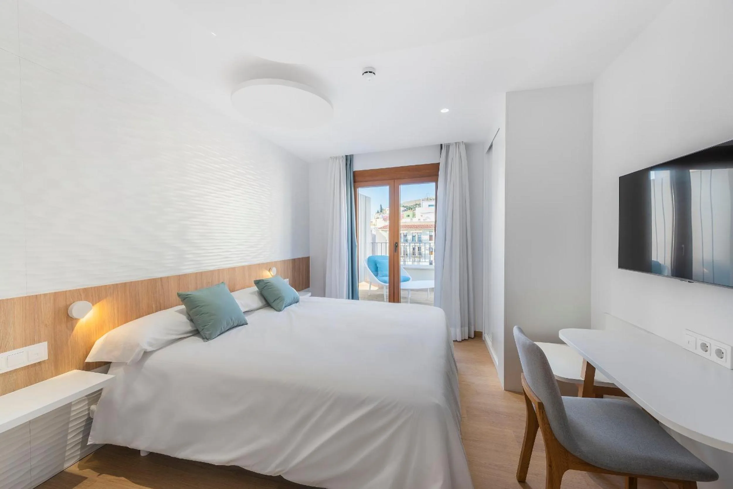 TV and multimedia, Bed in Odyssey Rooms Alicante