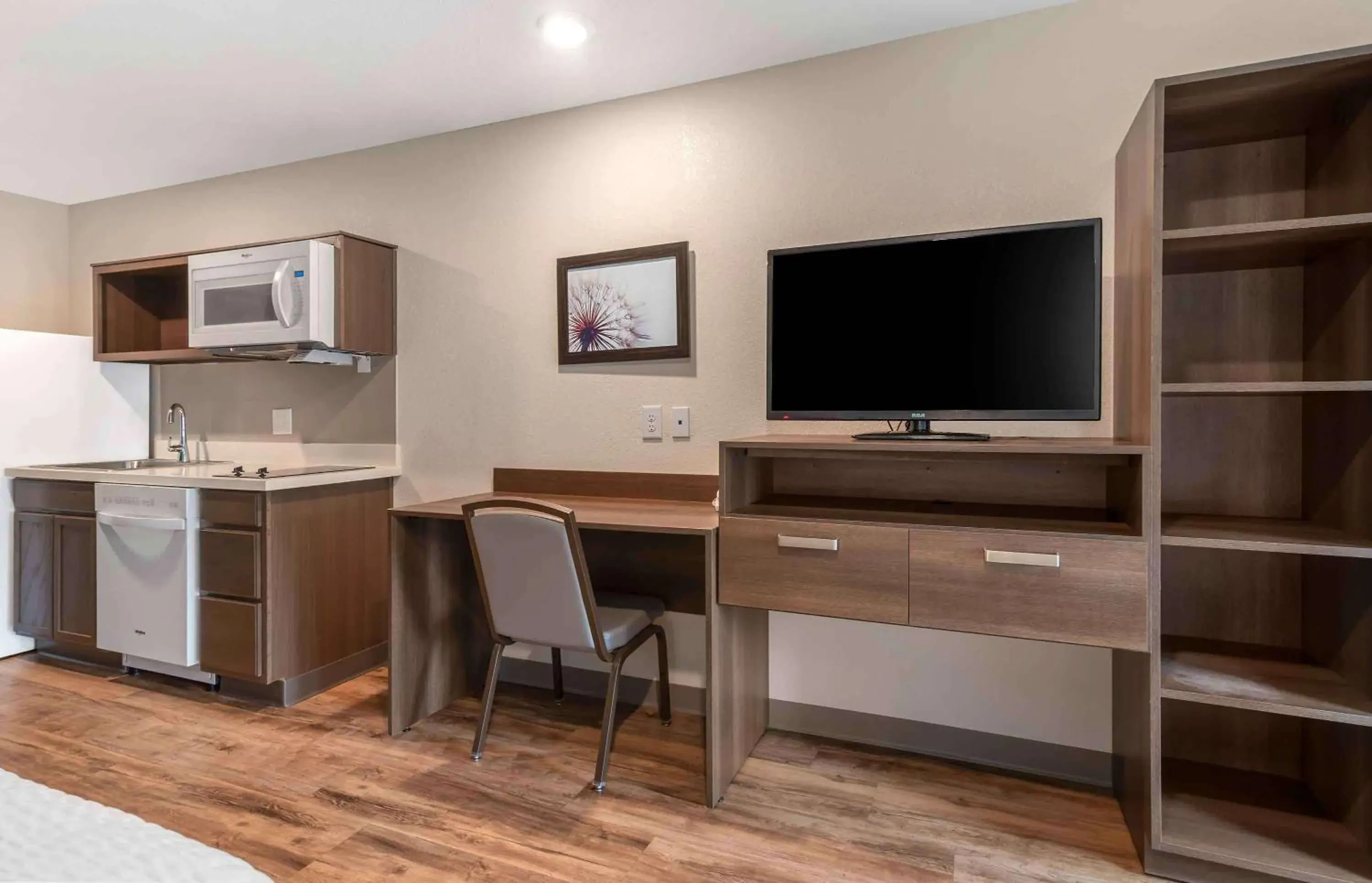 Bedroom, TV/Entertainment Center in Extended Stay America Suites - Atlanta - Lithia Springs