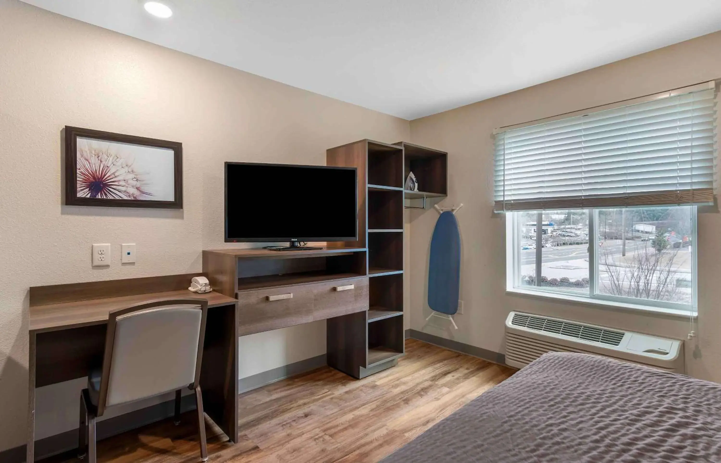 Bedroom, TV/Entertainment Center in Extended Stay America Suites - Atlanta - Lithia Springs