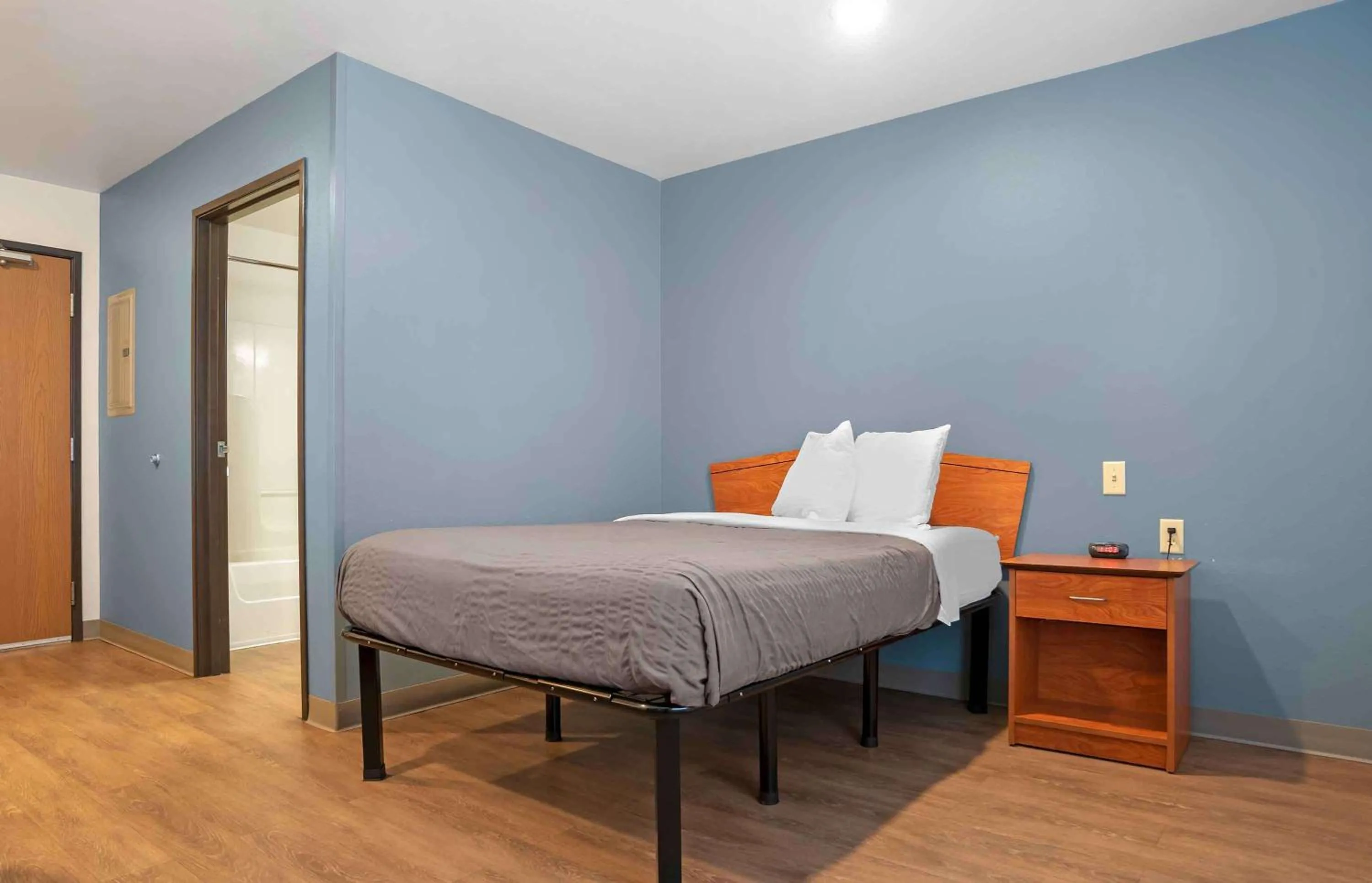 Bedroom, Bed in Extended Stay America Select Suites - Fort Walton Beach