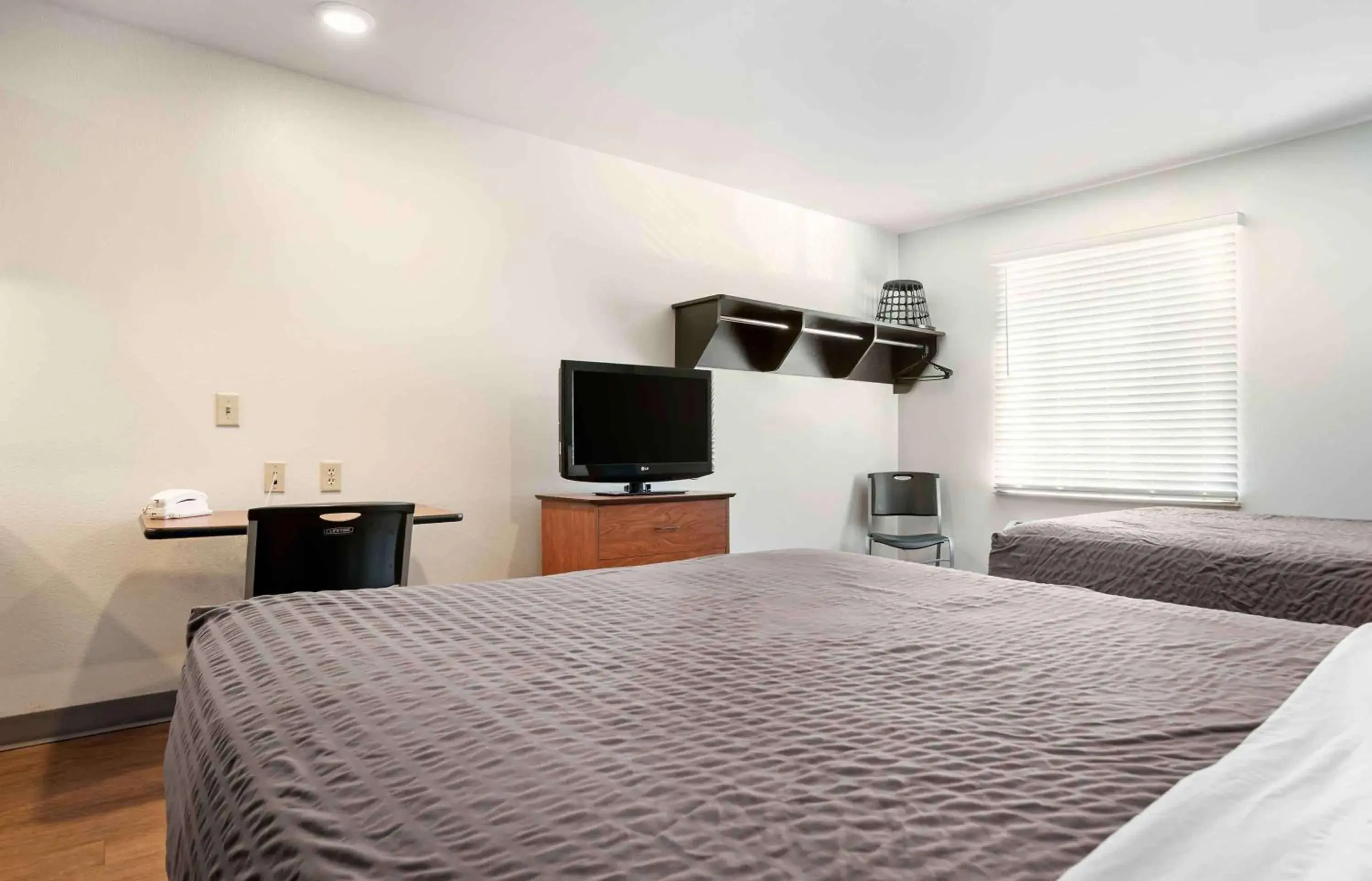 Bedroom, Bed in Extended Stay America Select Suites - Fort Walton Beach Bedroom, Bed in Extended Stay America Select Suites - Fort Walton Beach