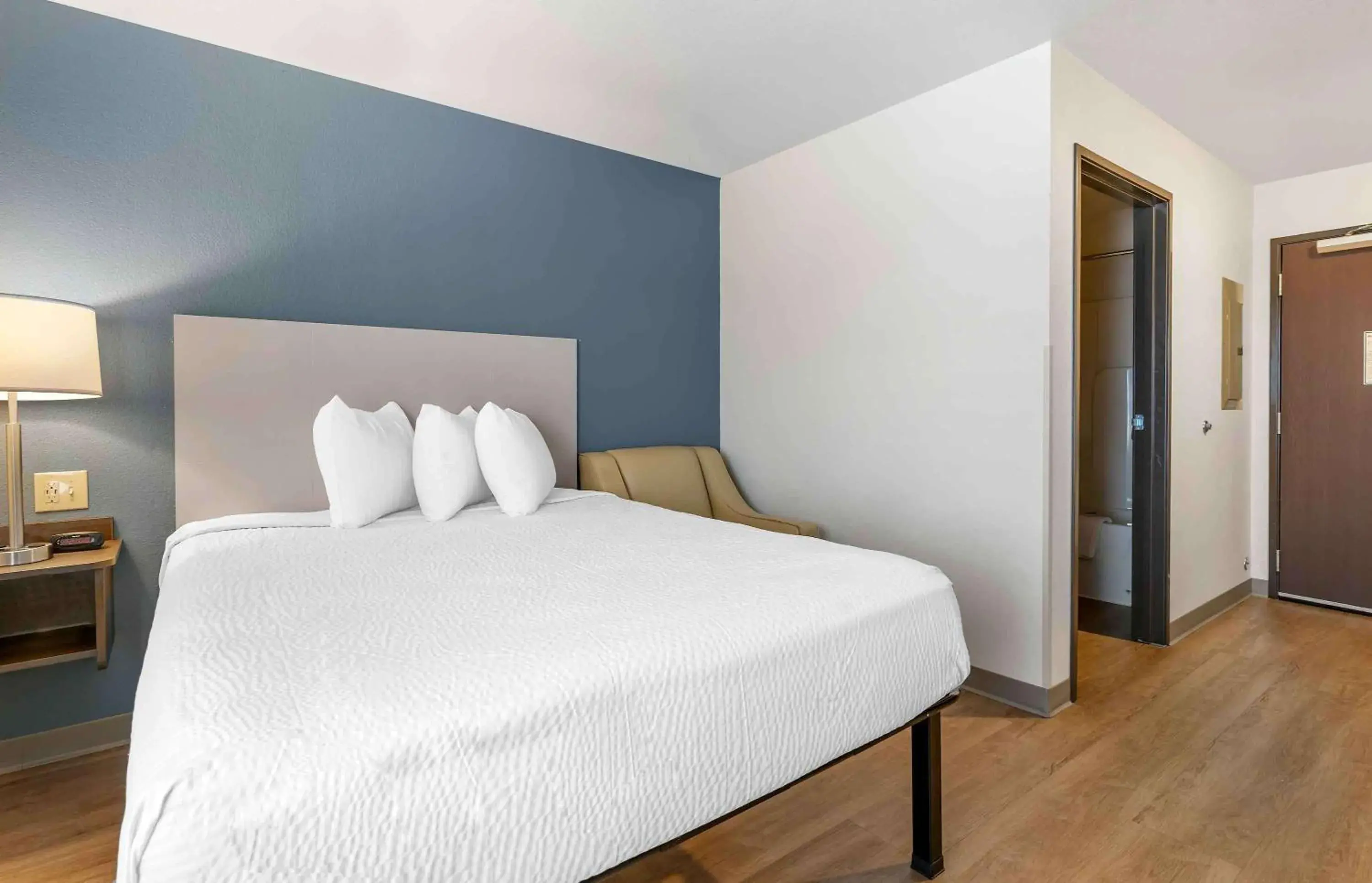 Bedroom, Bed in Extended Stay America Select Suites - Louisville - Airport Bedroom, Bed in Extended Stay America Select Suites - Louisville - Airport