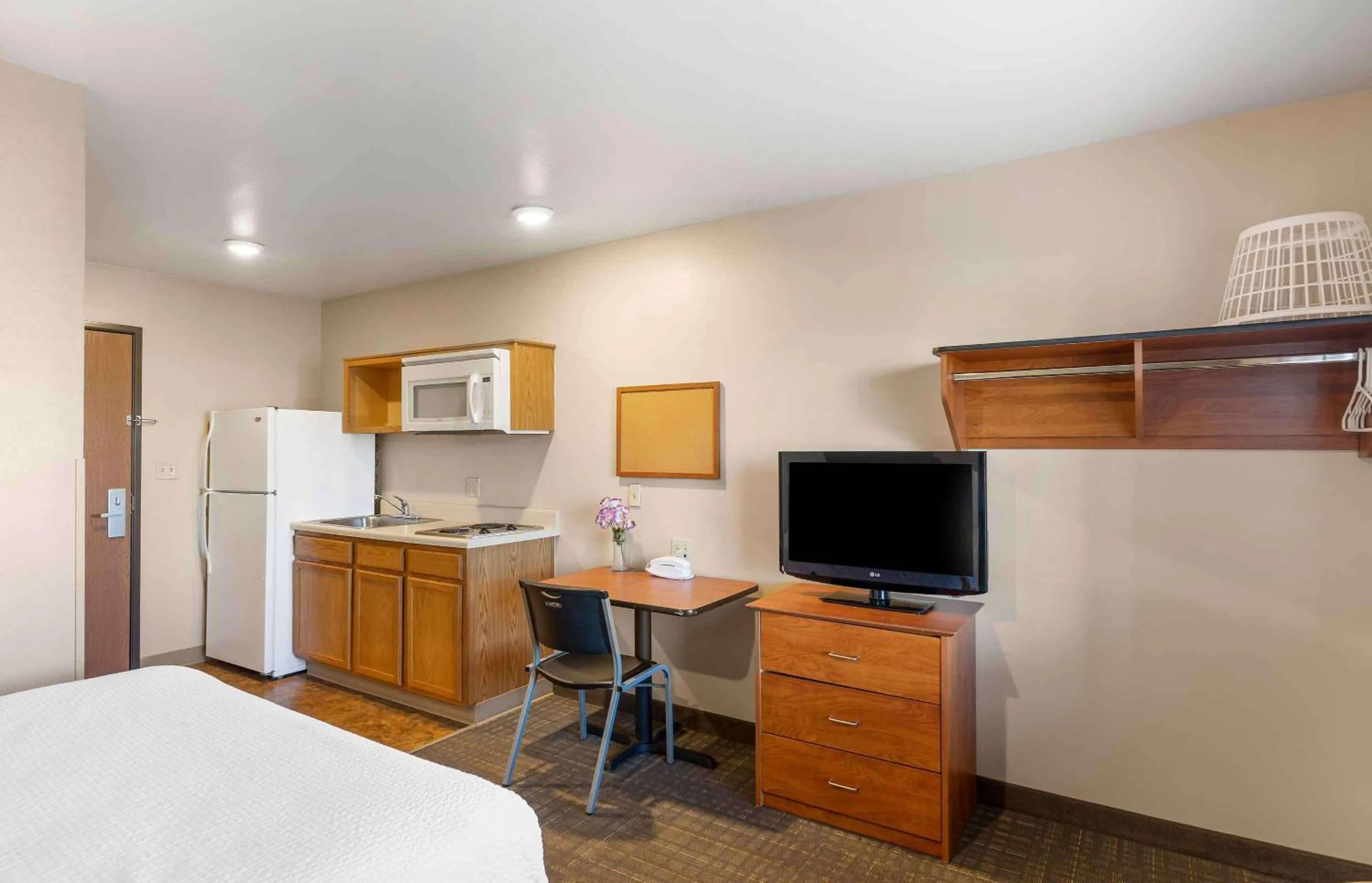 Bedroom, Bed in Extended Stay America Select Suites - Loveland