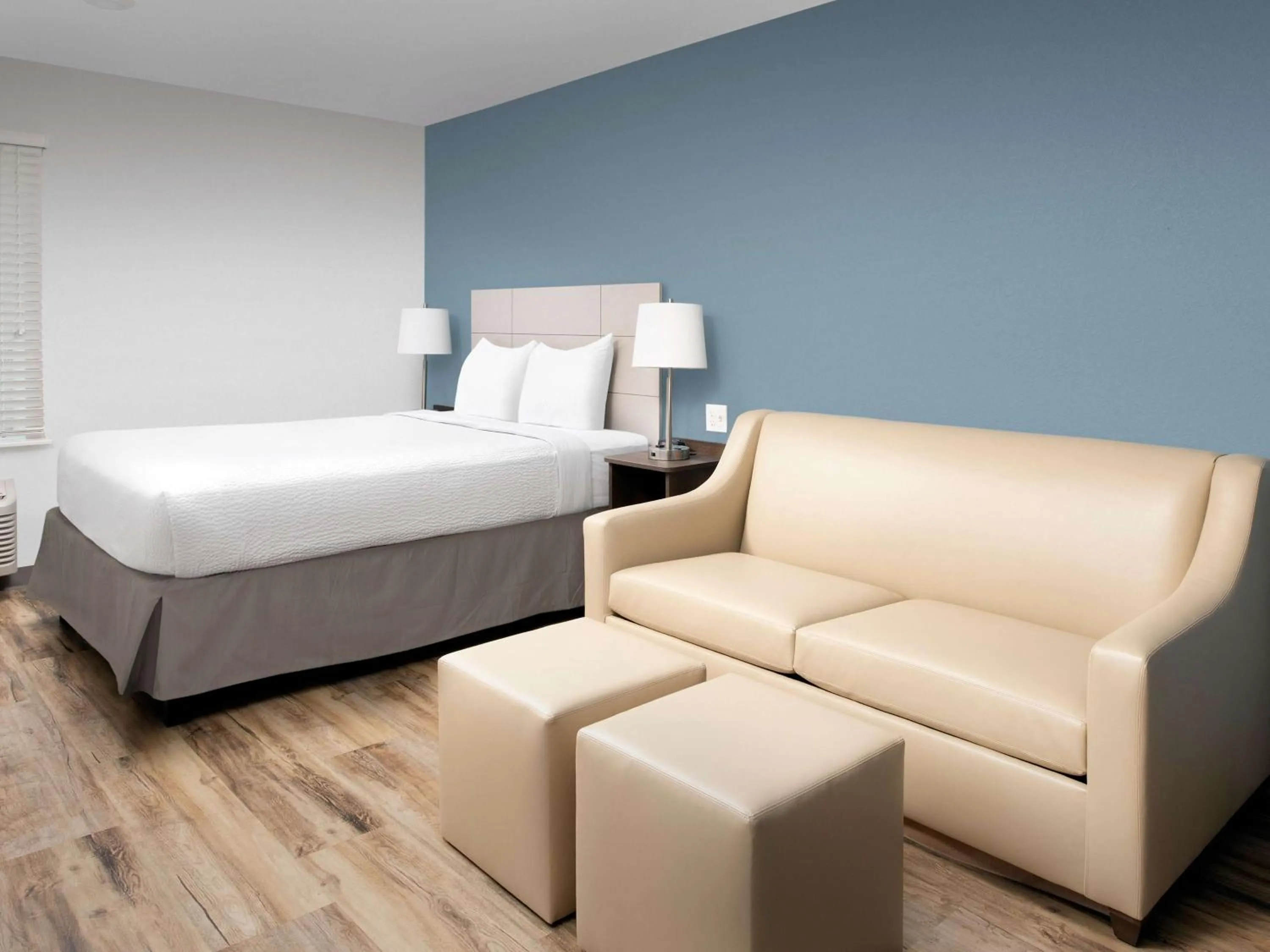 Bedroom, Bed in Extended Stay America Suites - Minneapolis - Fridley