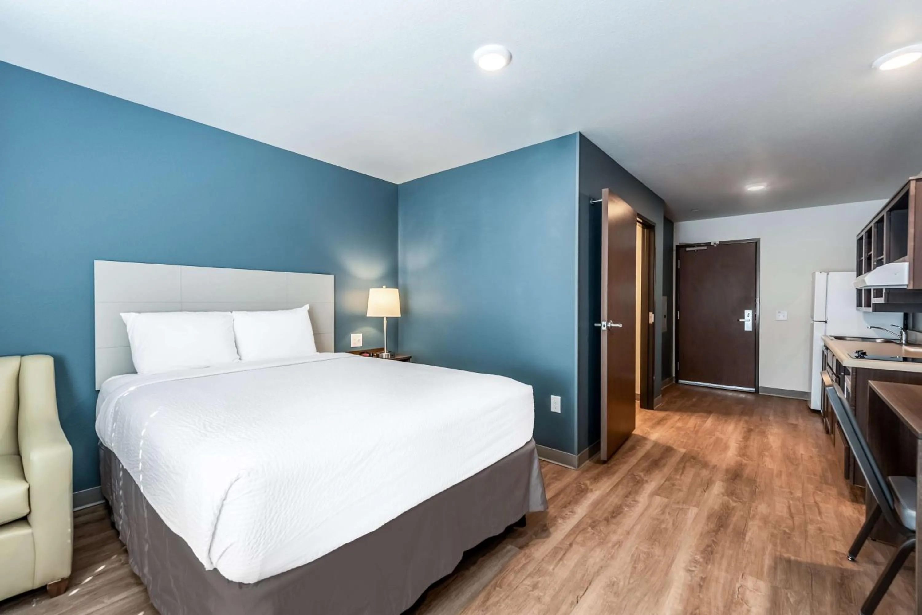 Bedroom, Bed in Extended Stay America Suites - Minneapolis - Fridley