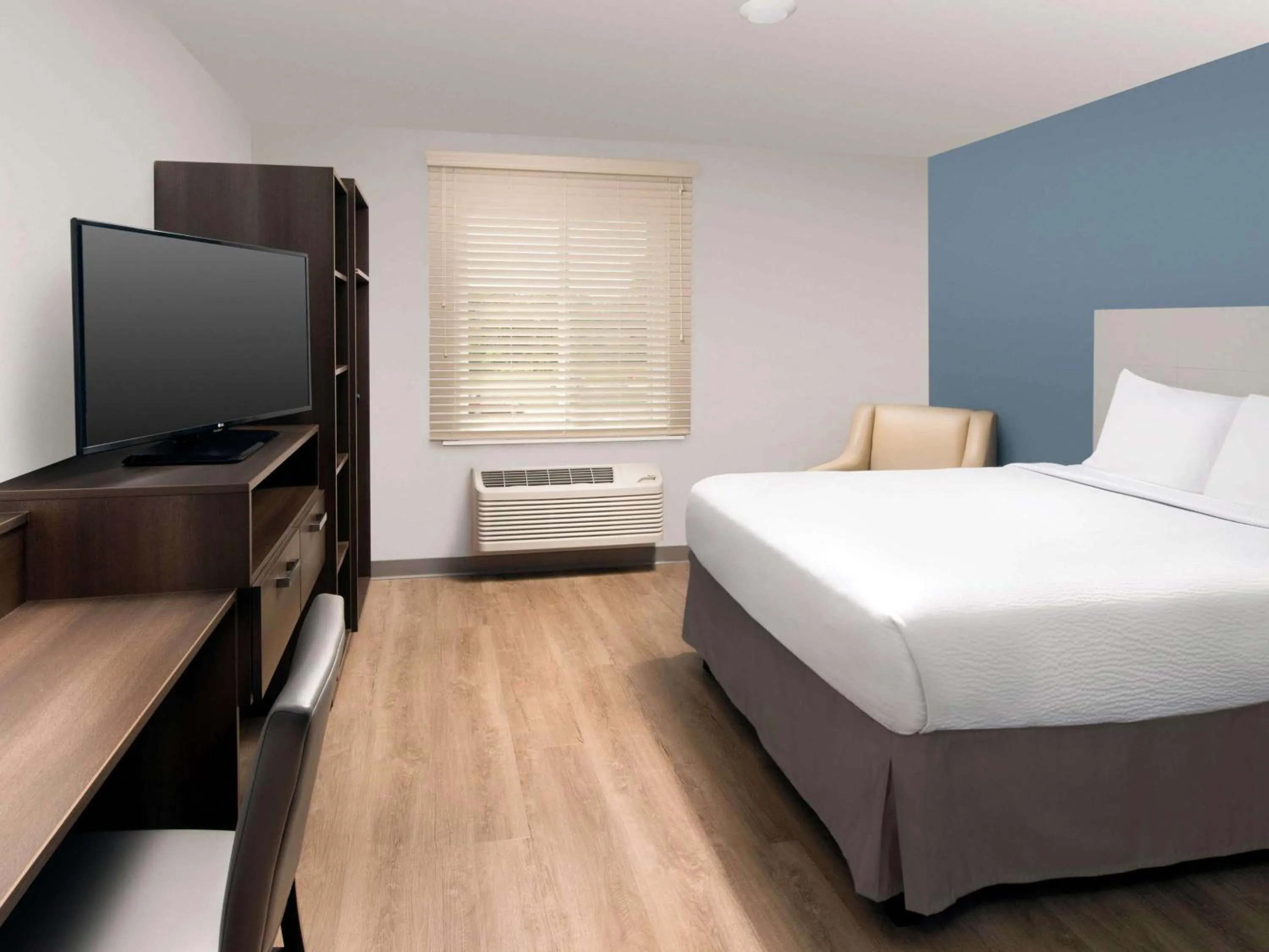 Bedroom, Bed in Extended Stay America Suites - Minneapolis - Fridley