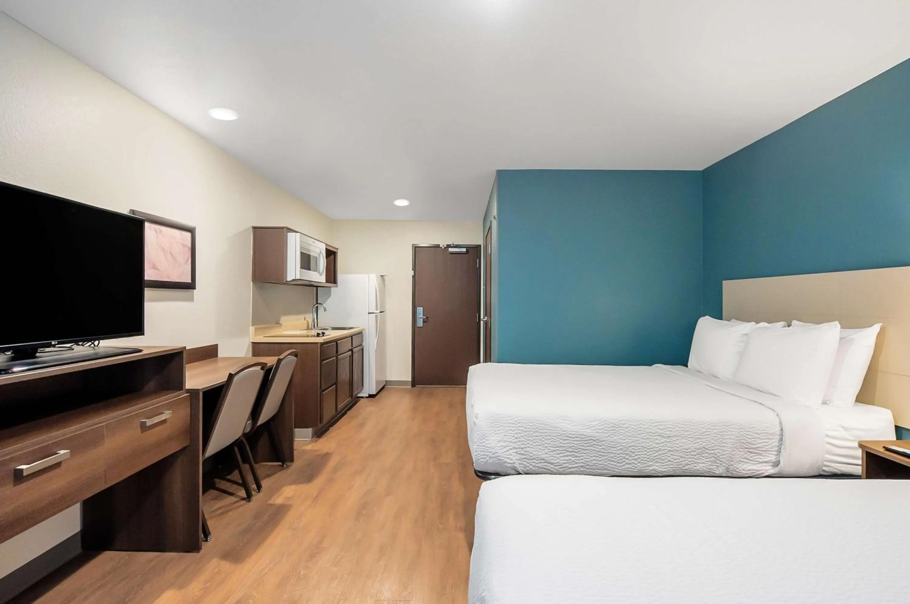 Bedroom, Bed in Extended Stay America Suites - Minneapolis - Fridley