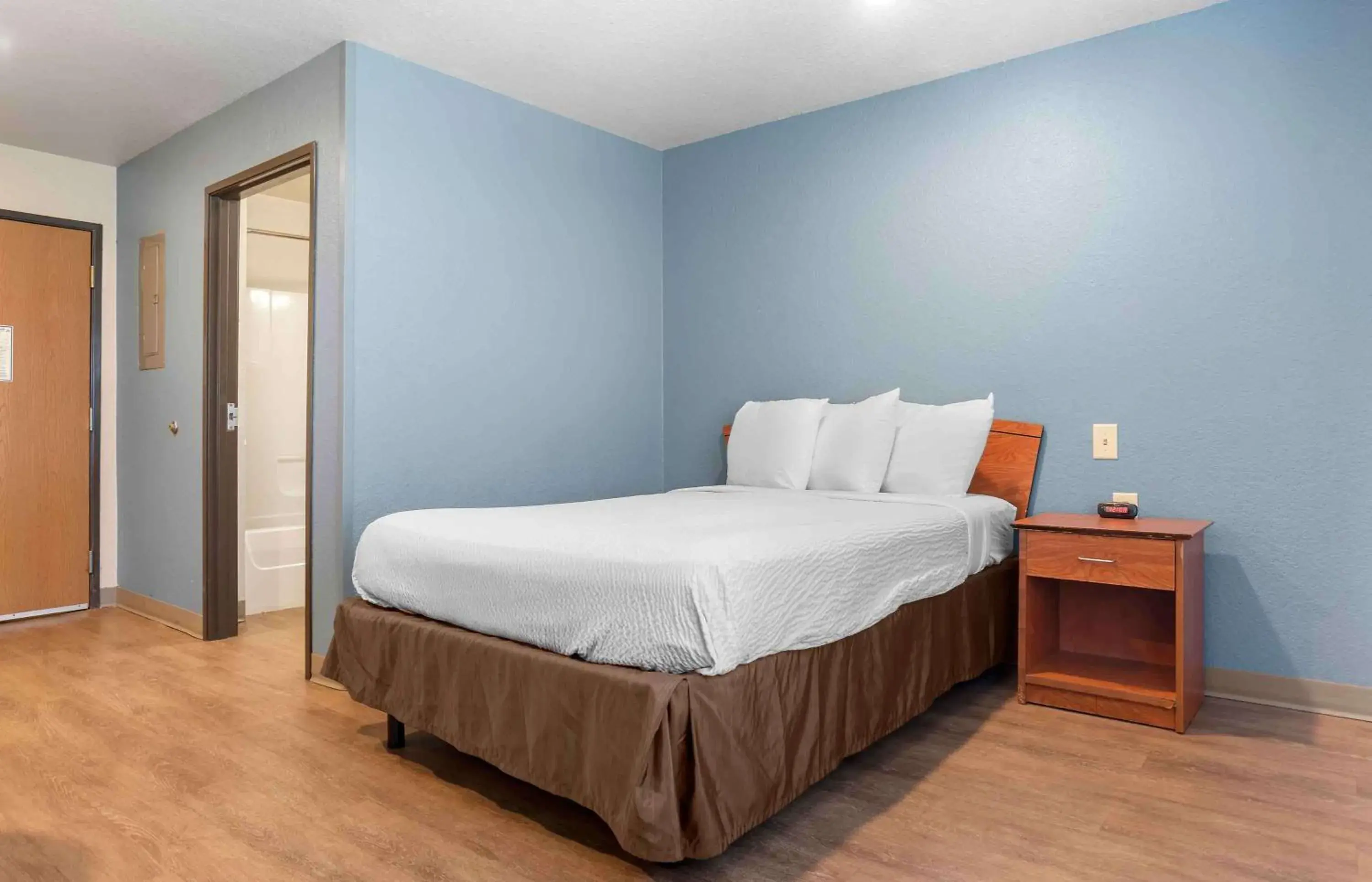 Bedroom, Bed in Extended Stay America Select Suites - Montgomery