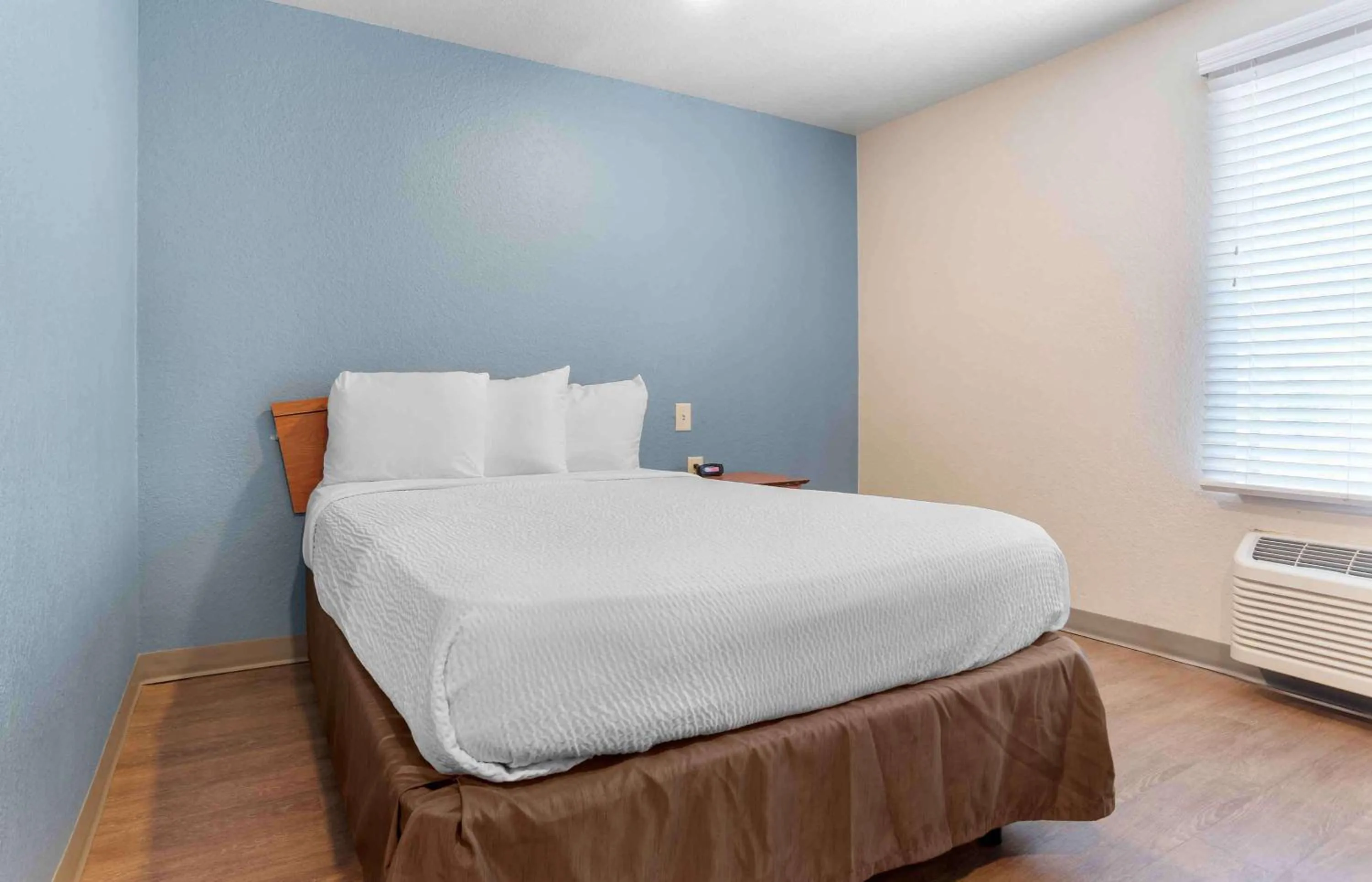 Bedroom, Bed in Extended Stay America Select Suites - Montgomery