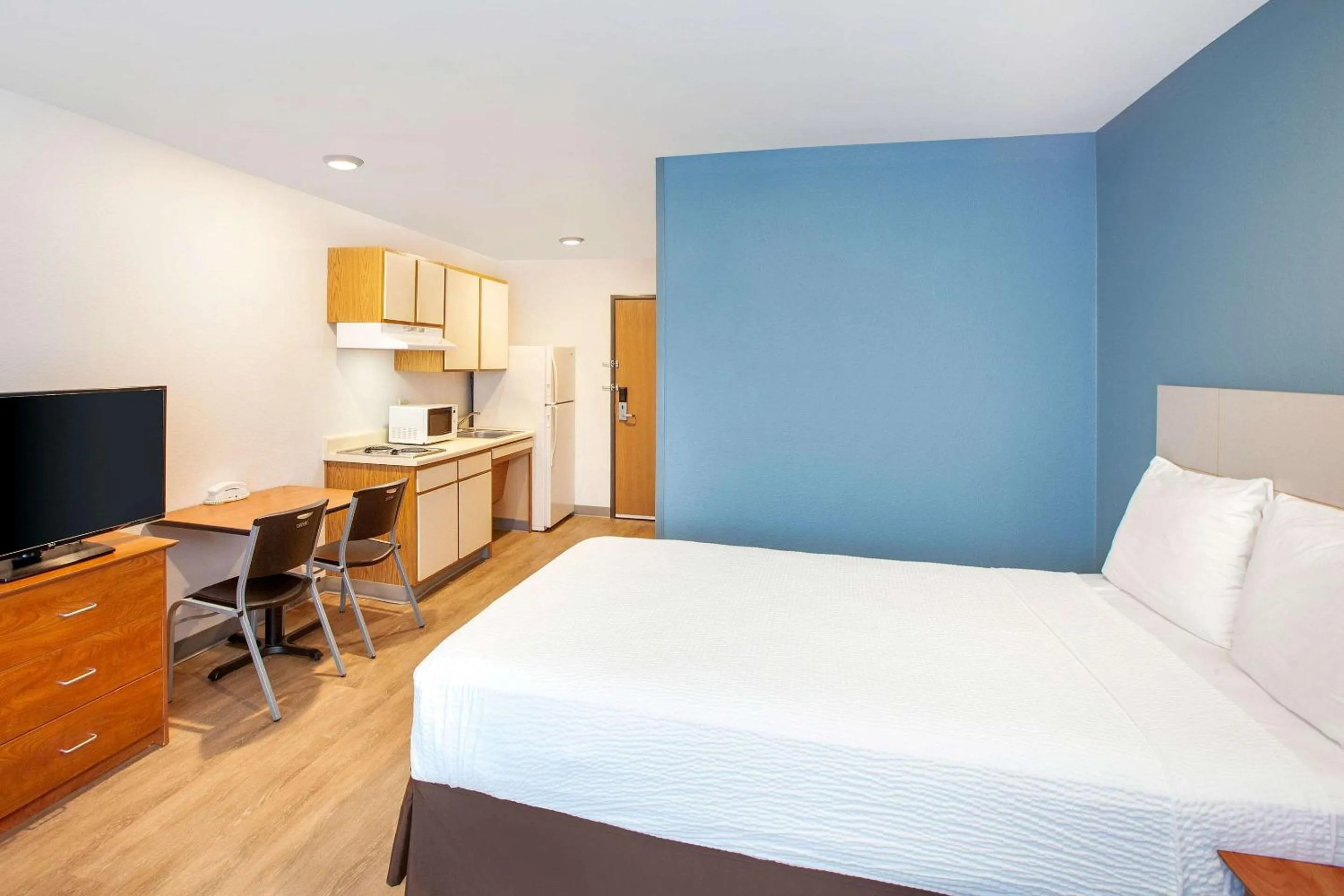 Photo of the whole room, Bed in WoodSpring Suites Pharr