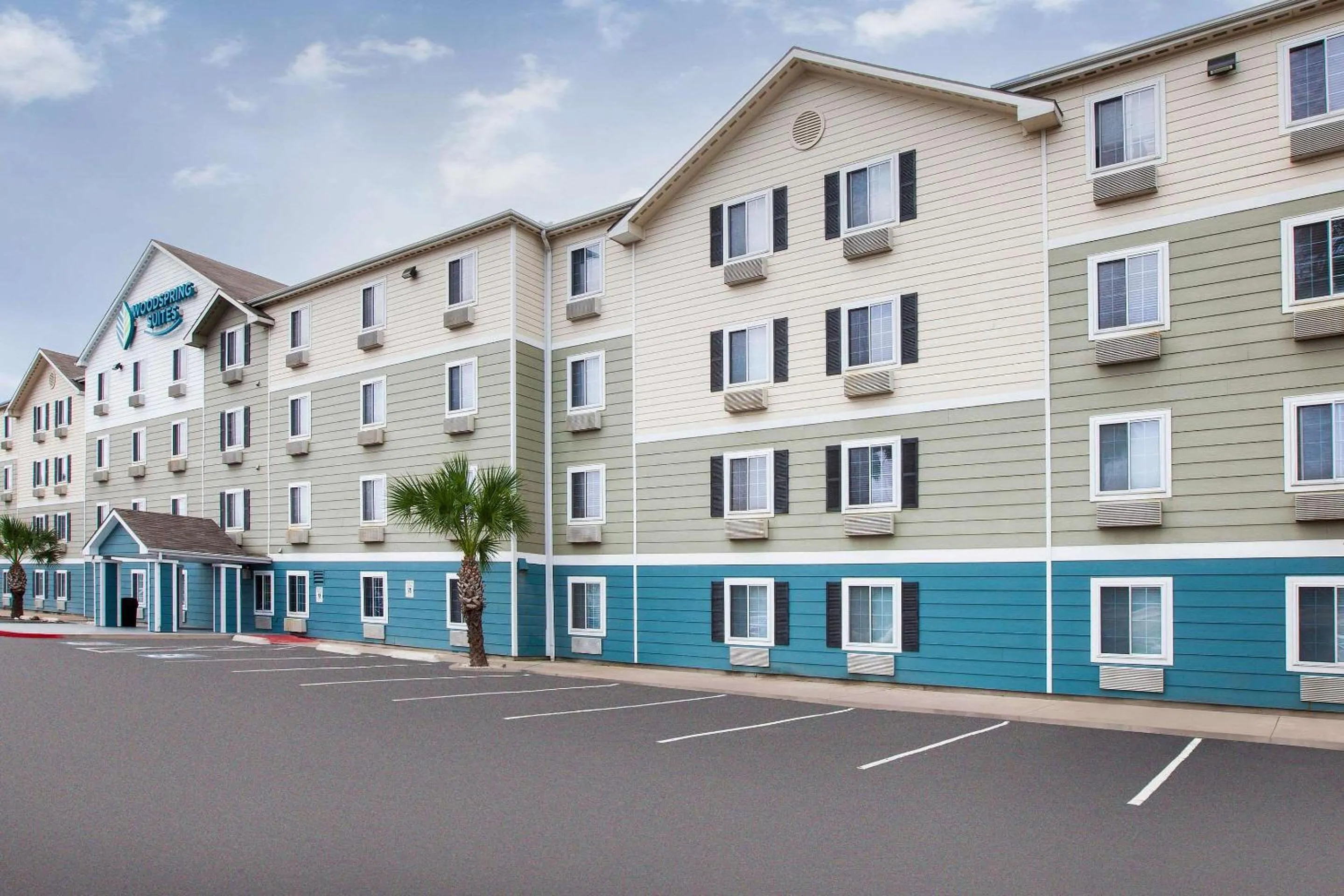 Property building in WoodSpring Suites Pharr